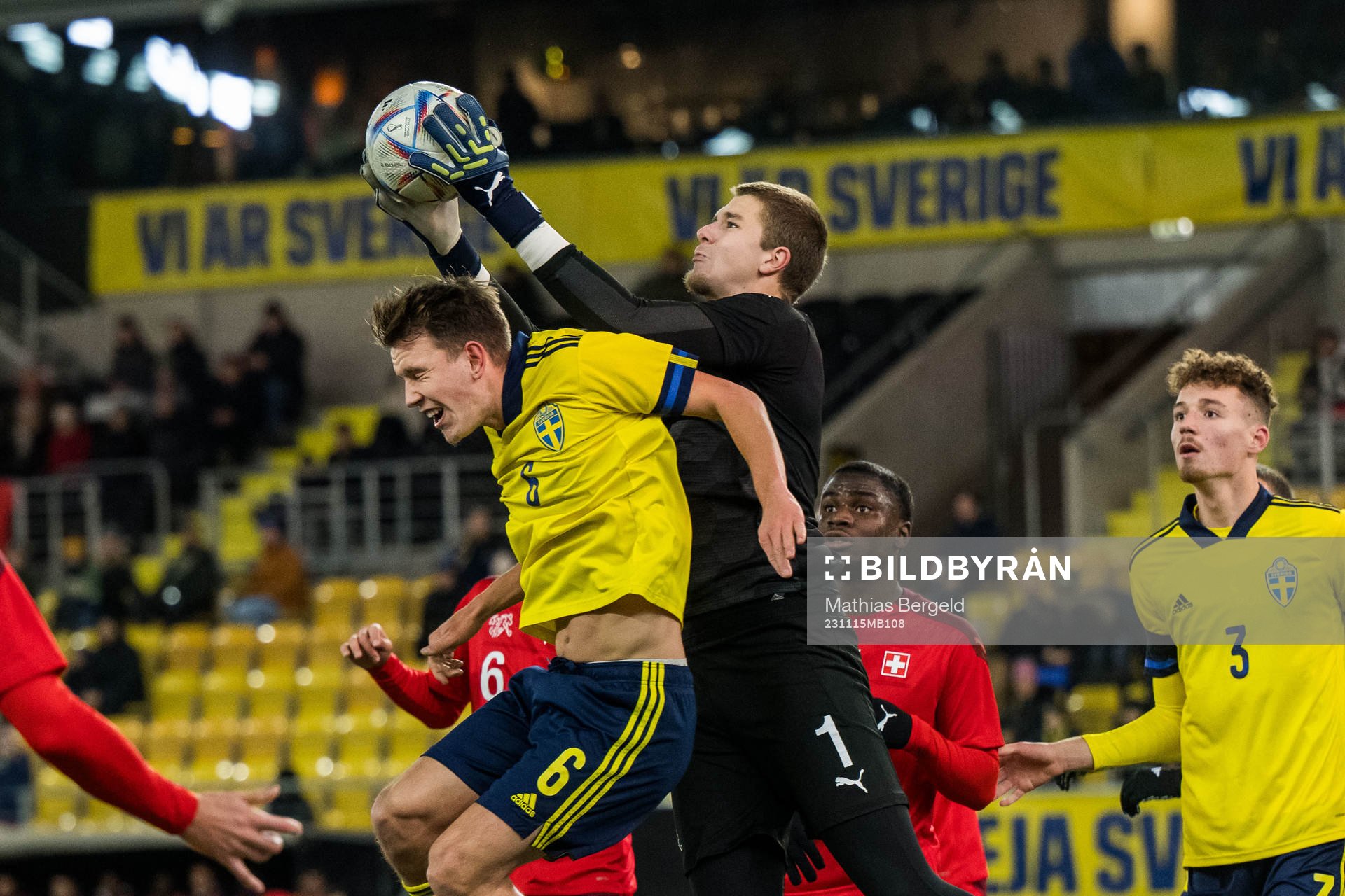 Sveriges Kasper Karlsson och Schweiz målvakt Silas Huber