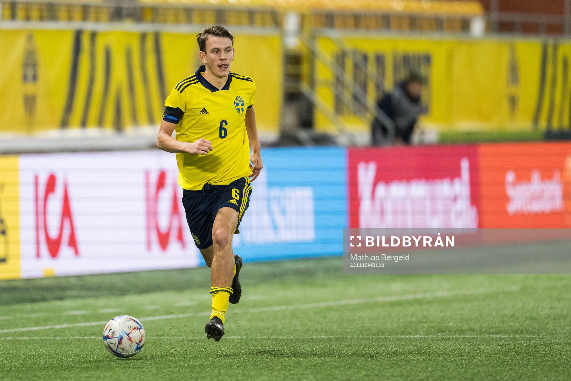 Sveriges Kasper Karlsson under EM-kvalmatchen i fotboll för P19 mellan Schweiz och Sverige den 15 november 2023 i Borås. 