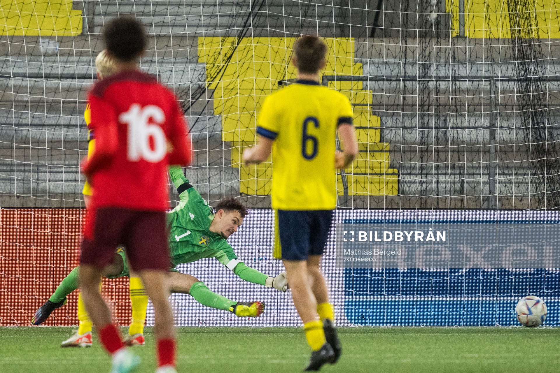 Sveriges målvakt Elis Bischesari under EM-kvalmatchen i fotboll för P19 mellan Schweiz och Sverige den 15 november 2023 i Borås. 