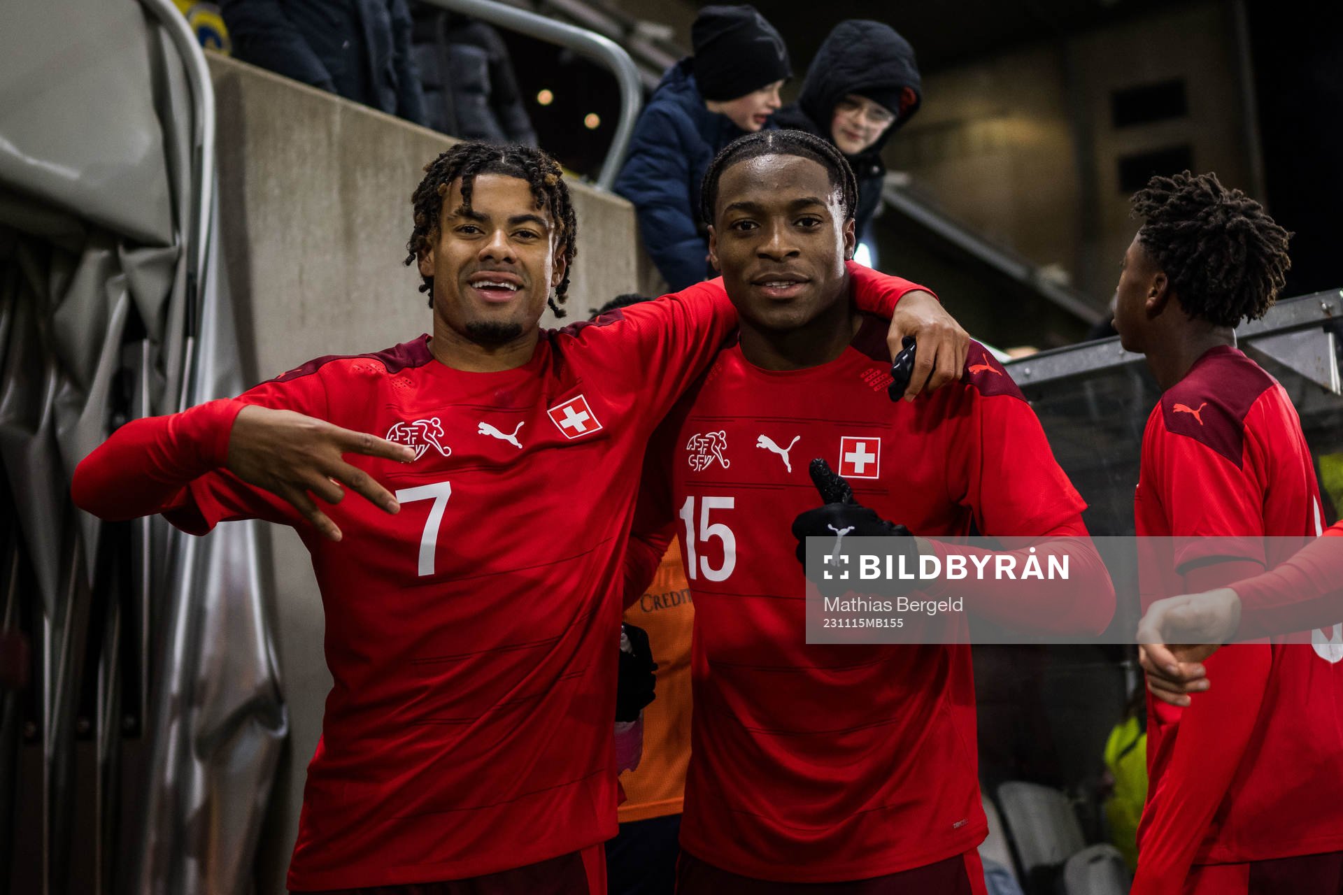 Schweiz Malik Deme och Ifechukwu Ogbus jublar efter EM-kvalmatchen i fotboll för P19 mellan Schweiz och Sverige den 15 november 2023 i Borås.