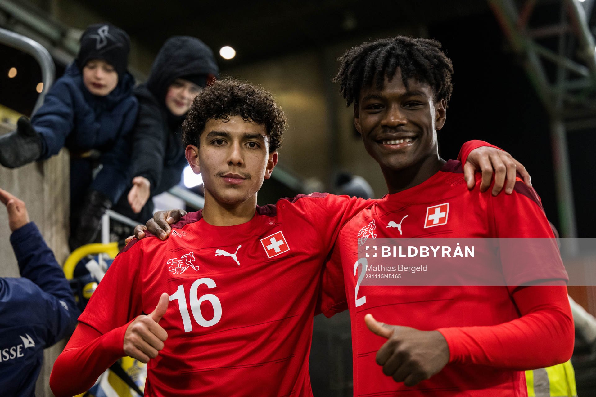 Schweiz Mohsen Abdeljaoued och Dircssi Ngonzo jublar efter EM-kvalmatchen i fotboll för P19 mellan Schweiz och Sverige den 15 november 2023 i Borås.