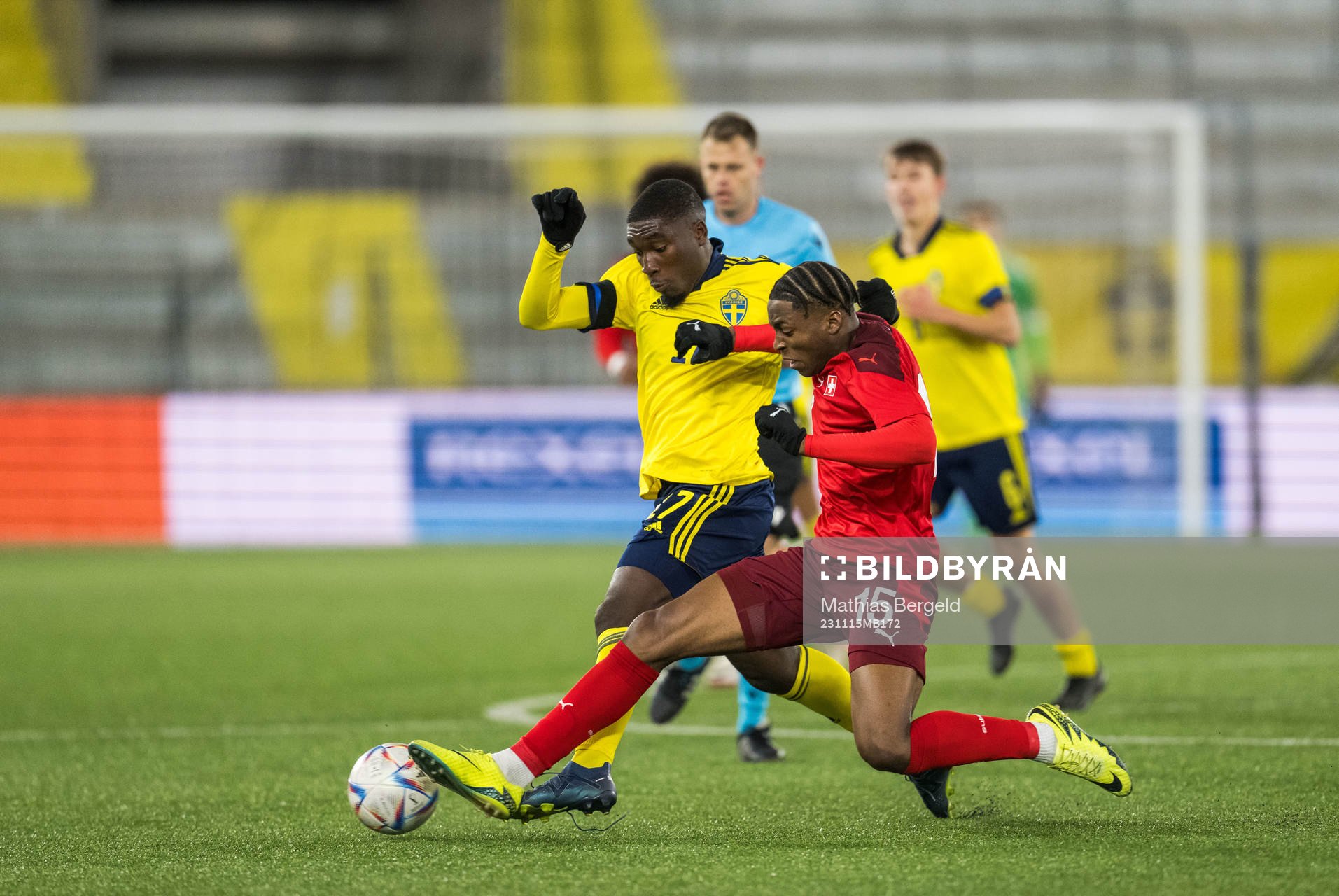 Sveriges Emmannuel Tannor och Schweiz Mahir Rizvanovic under EM-kvalmatchen i fotboll för P19 mellan Schweiz och Sverige den 15 november 2023 i Borås.