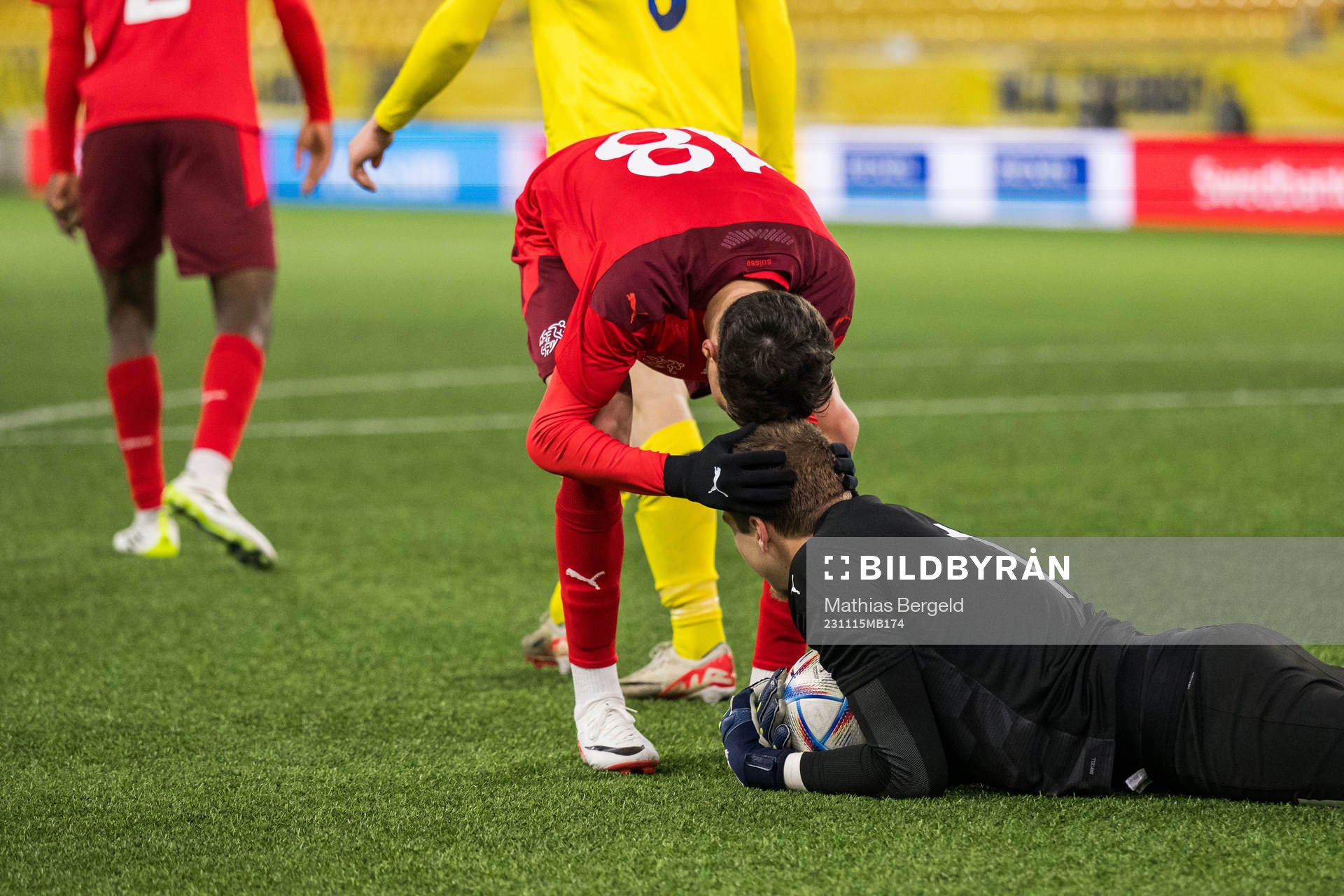 Schweiz Sebastian Walker och målvakt Silas Huber jublar