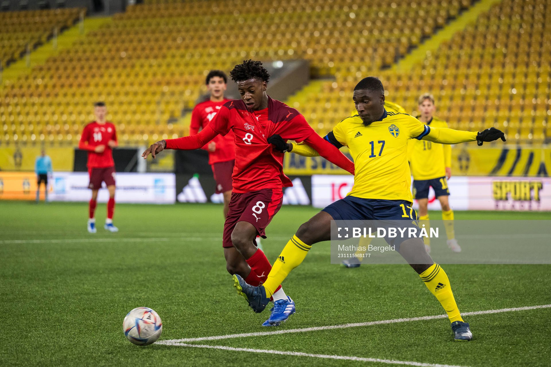 Schweiz Johan Manzambi och Sveriges Emmannuel Tannor