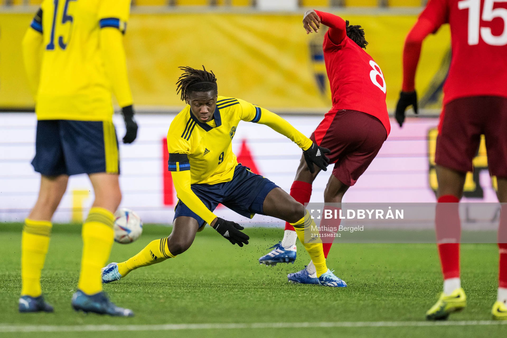 Sveriges Alieu Njie och Schweiz Johan Manzambi