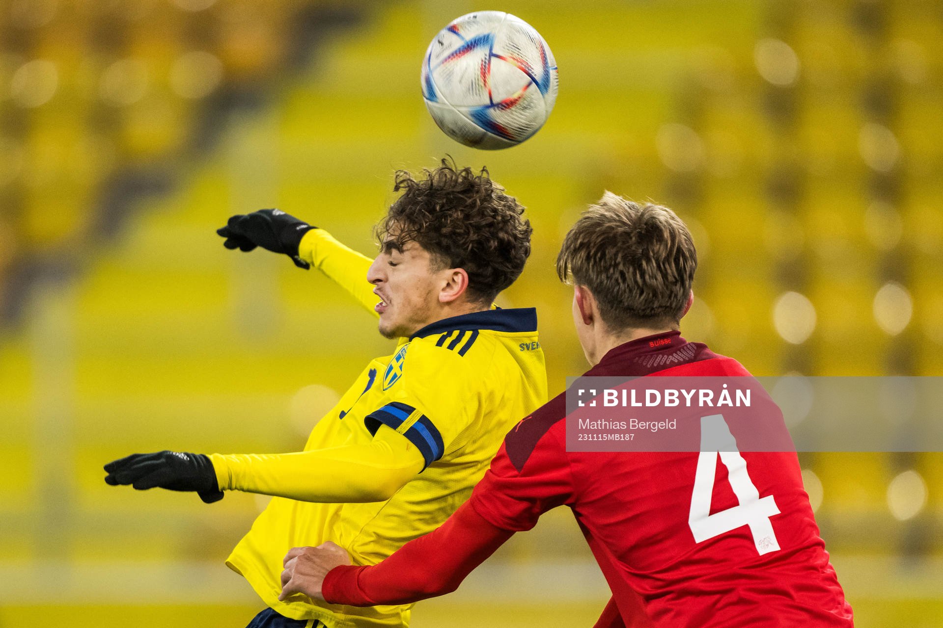 Sveriges Taha Ayari och Schweiz Sonny Henchoz