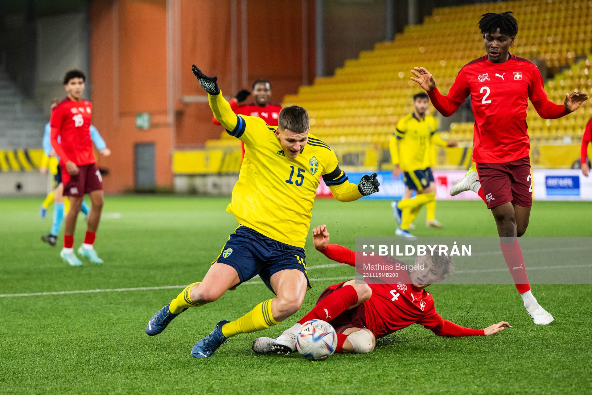 Sveriges Leonardo De Oliveira och Schweiz Sonny Henchoz