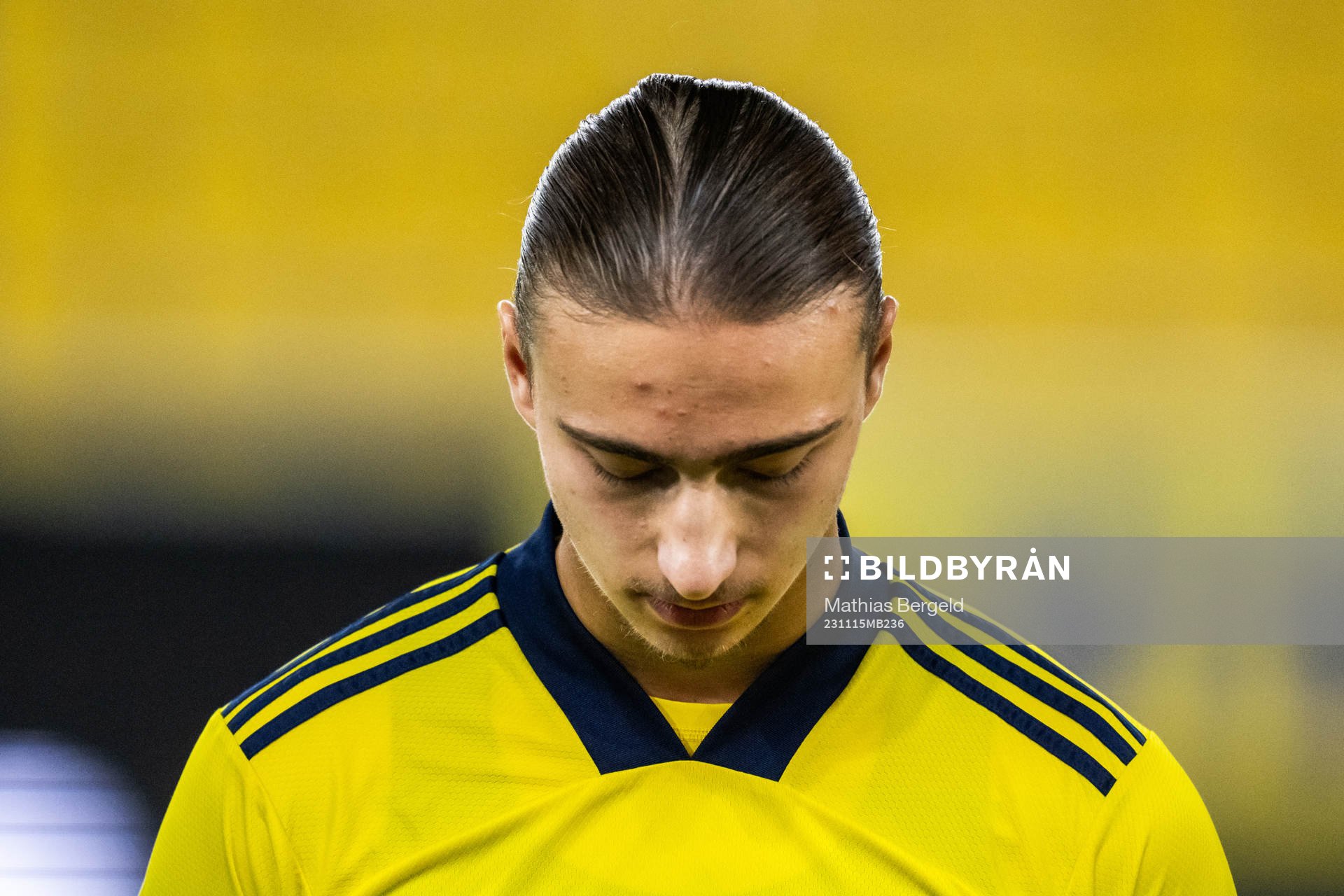 Sveriges Elison Makolli vid line-up inför EM-kvalmatchen i fotboll för P19 mellan Schweiz och Sverige den 15 november 2023 i Borås. 