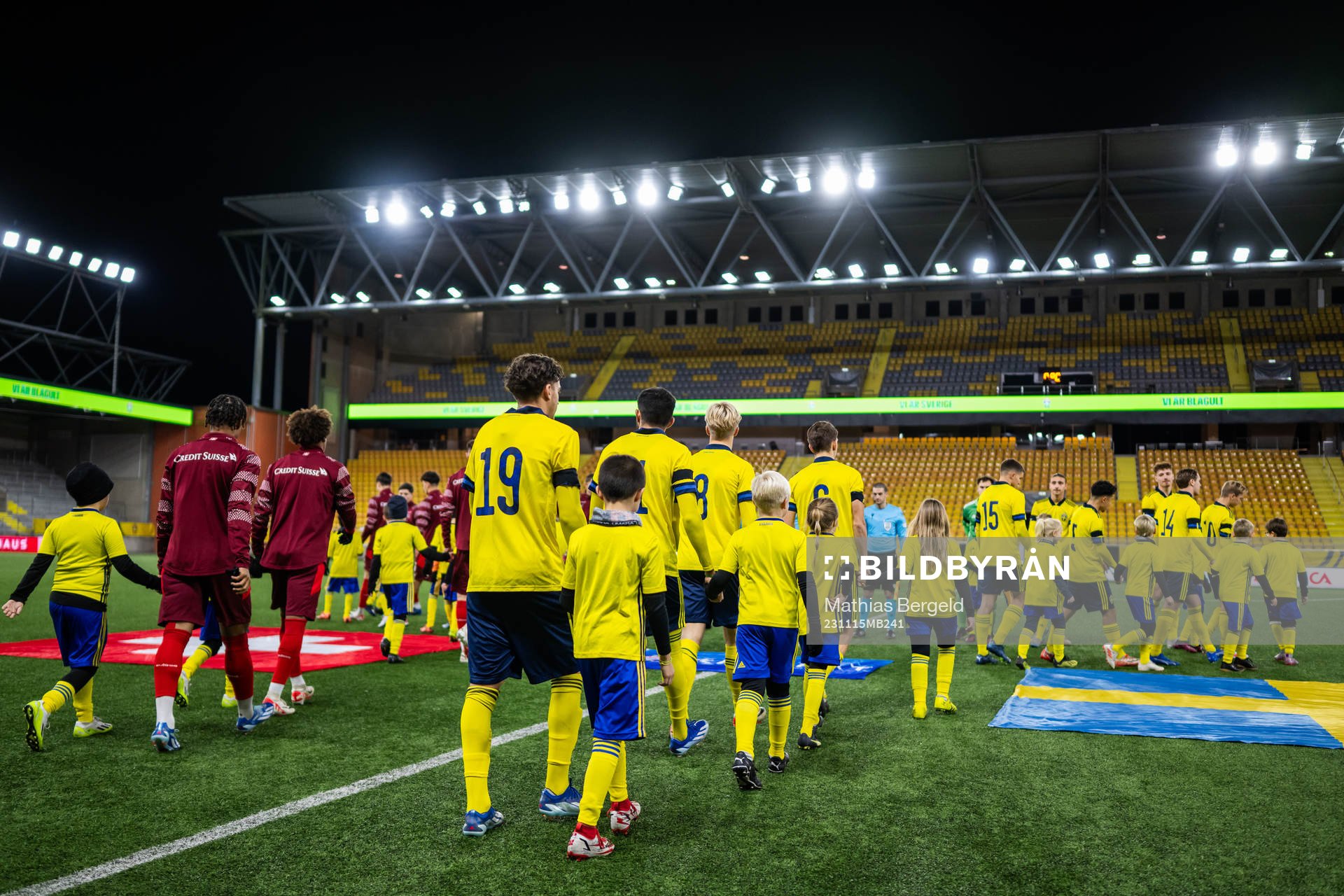 Schweiz och Sveriges spelare går in på plan