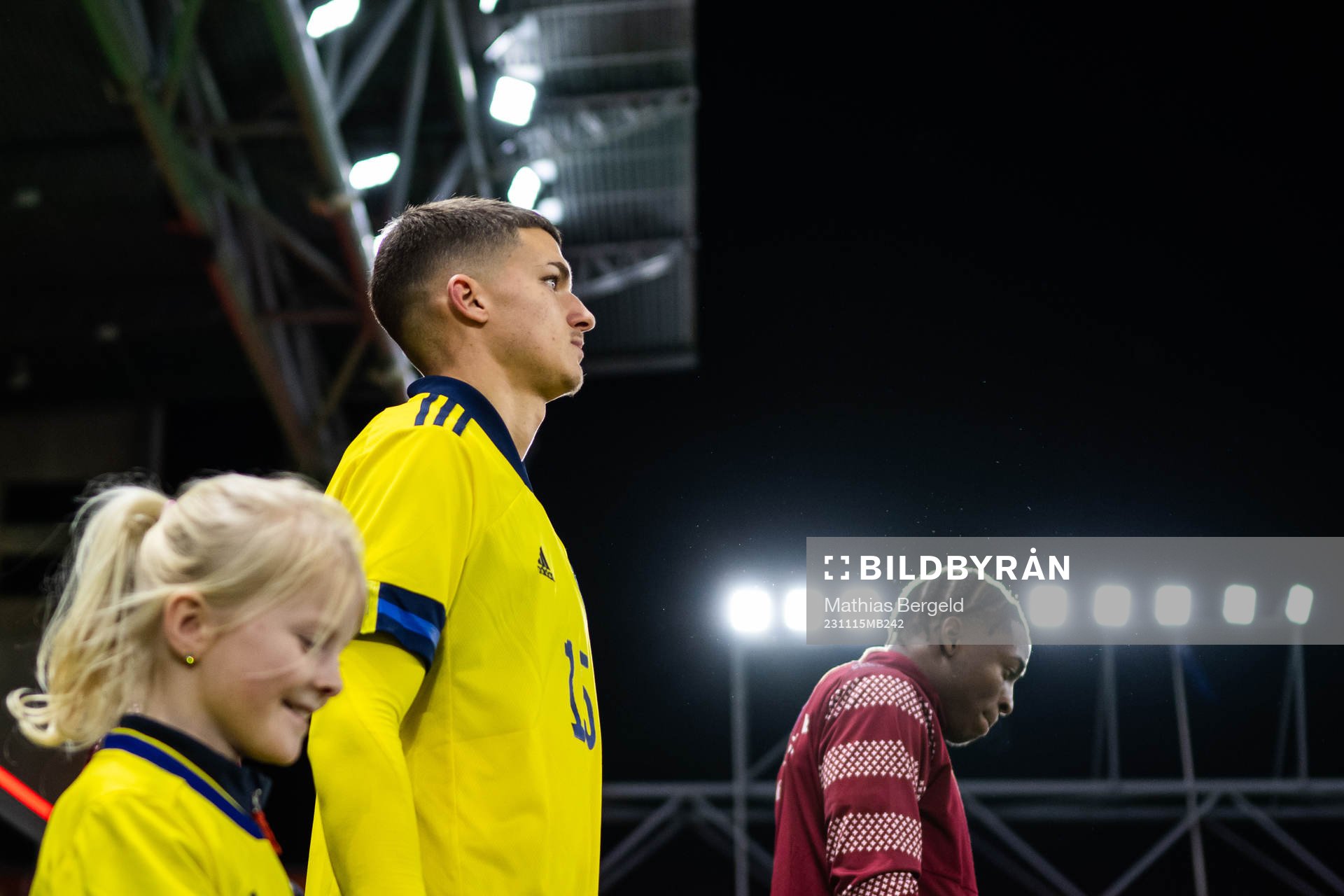 Sveriges Leonardo De Oliveira går in på plan