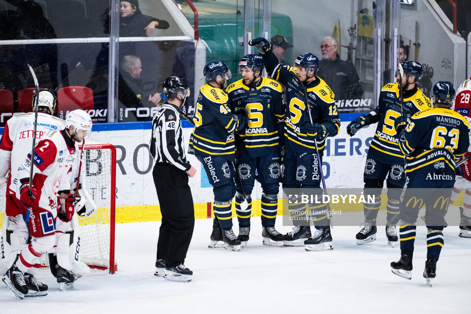 Södertäljes Emil Alba jublar med lagkamrater