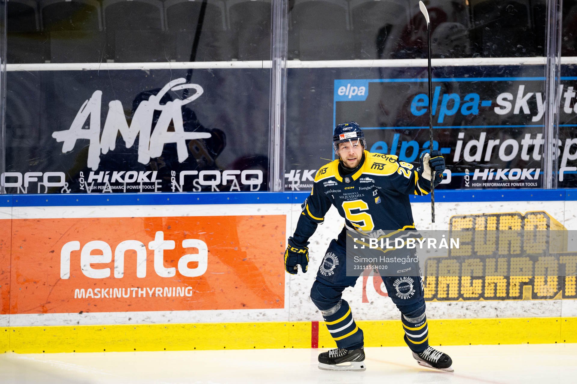 Södertäljes Emil Alba jublar