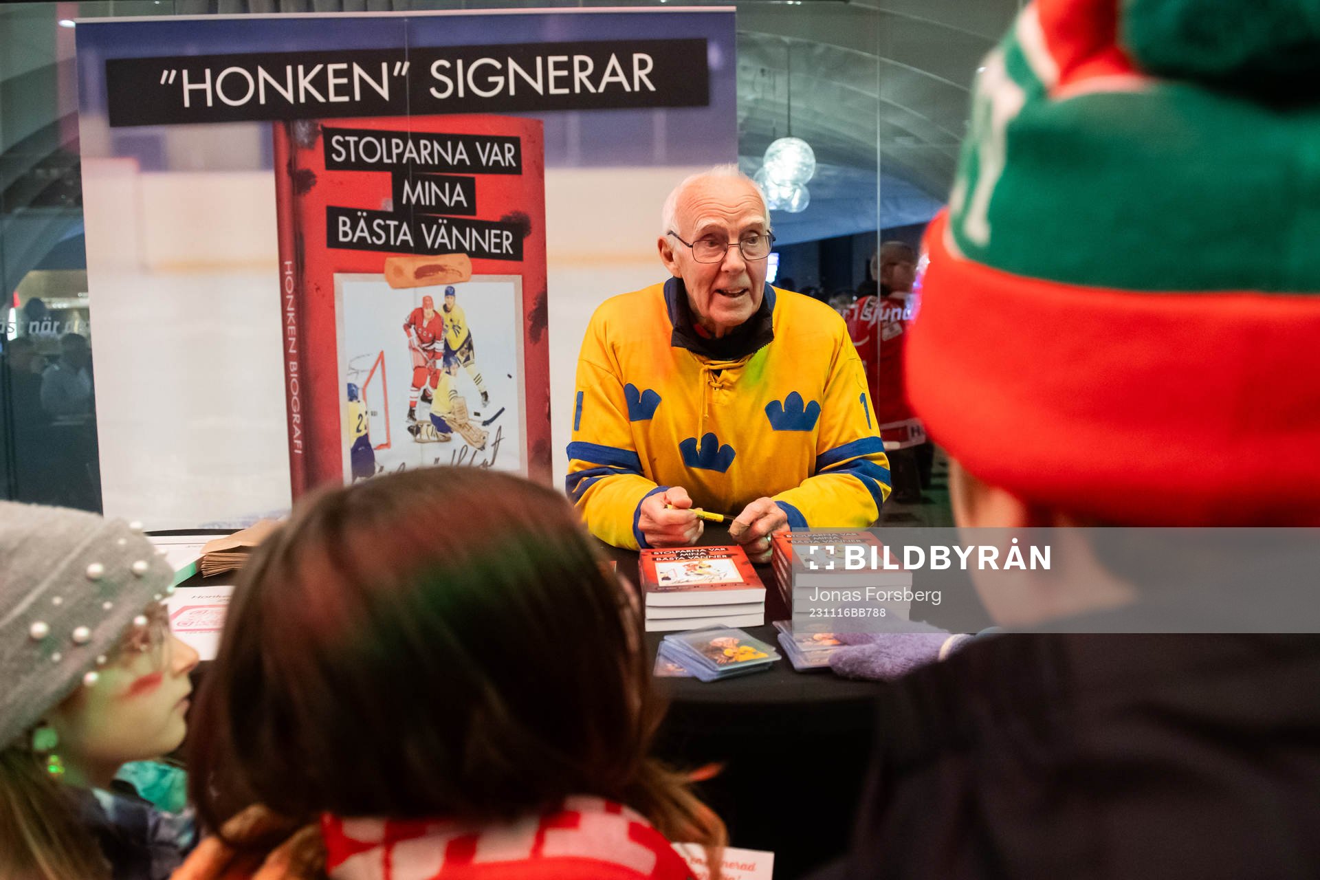 Leif ”Honken” Holmqvist signerar böcker