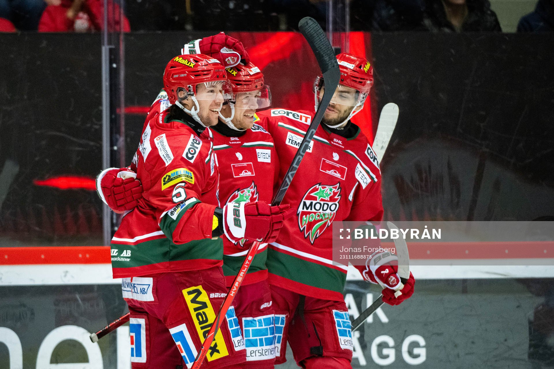 MoDos Mikkel Aagaard jublar