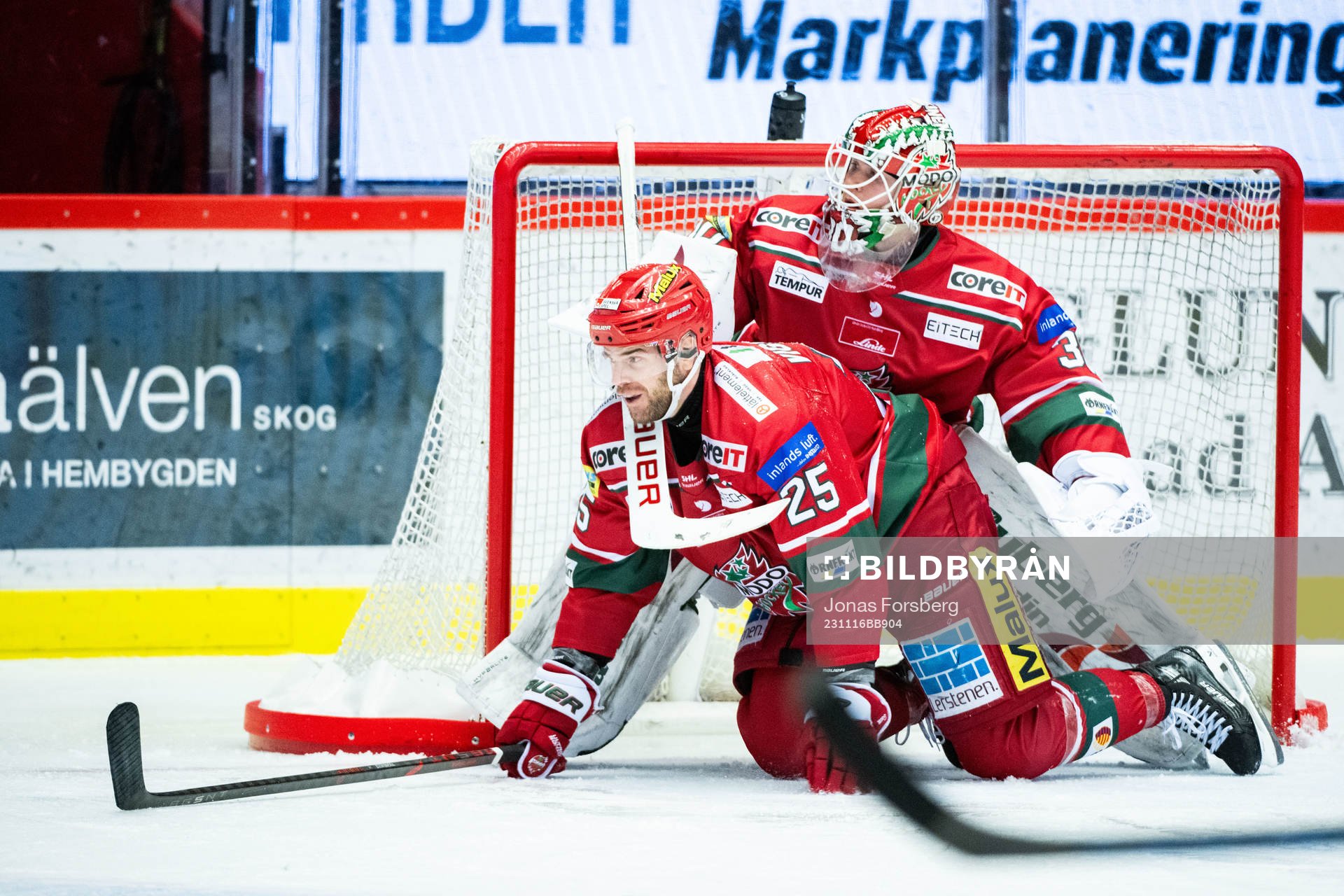 MoDos Sam Vigneault och målvakt Lassi Lehtinen