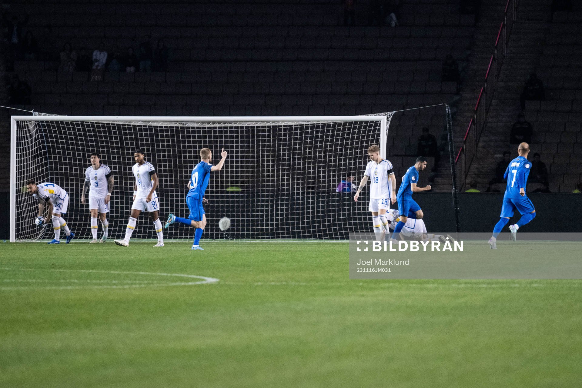 Player of Sweden look dejected