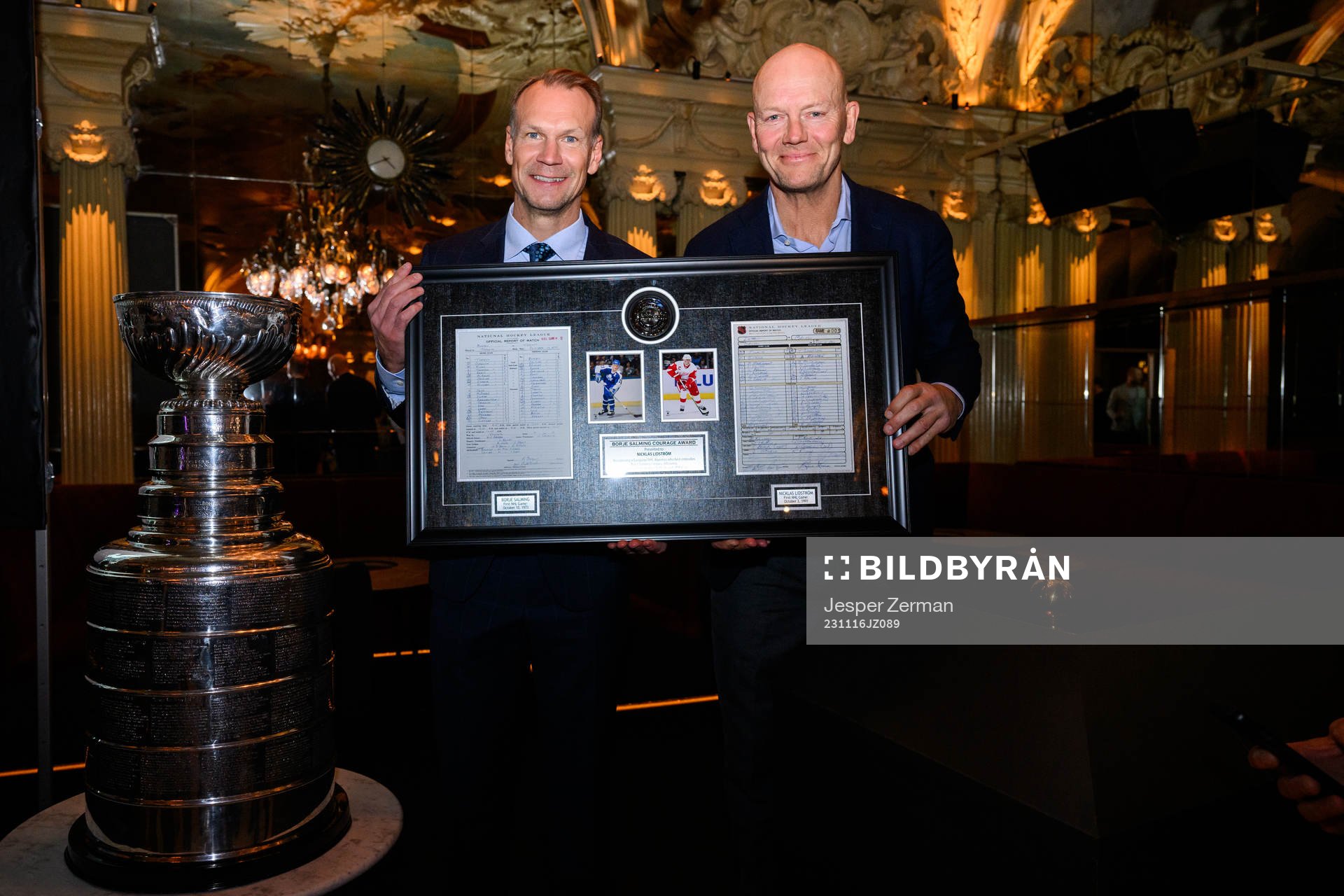 Nicklas Lidström and Mats Sundin pose for a photo