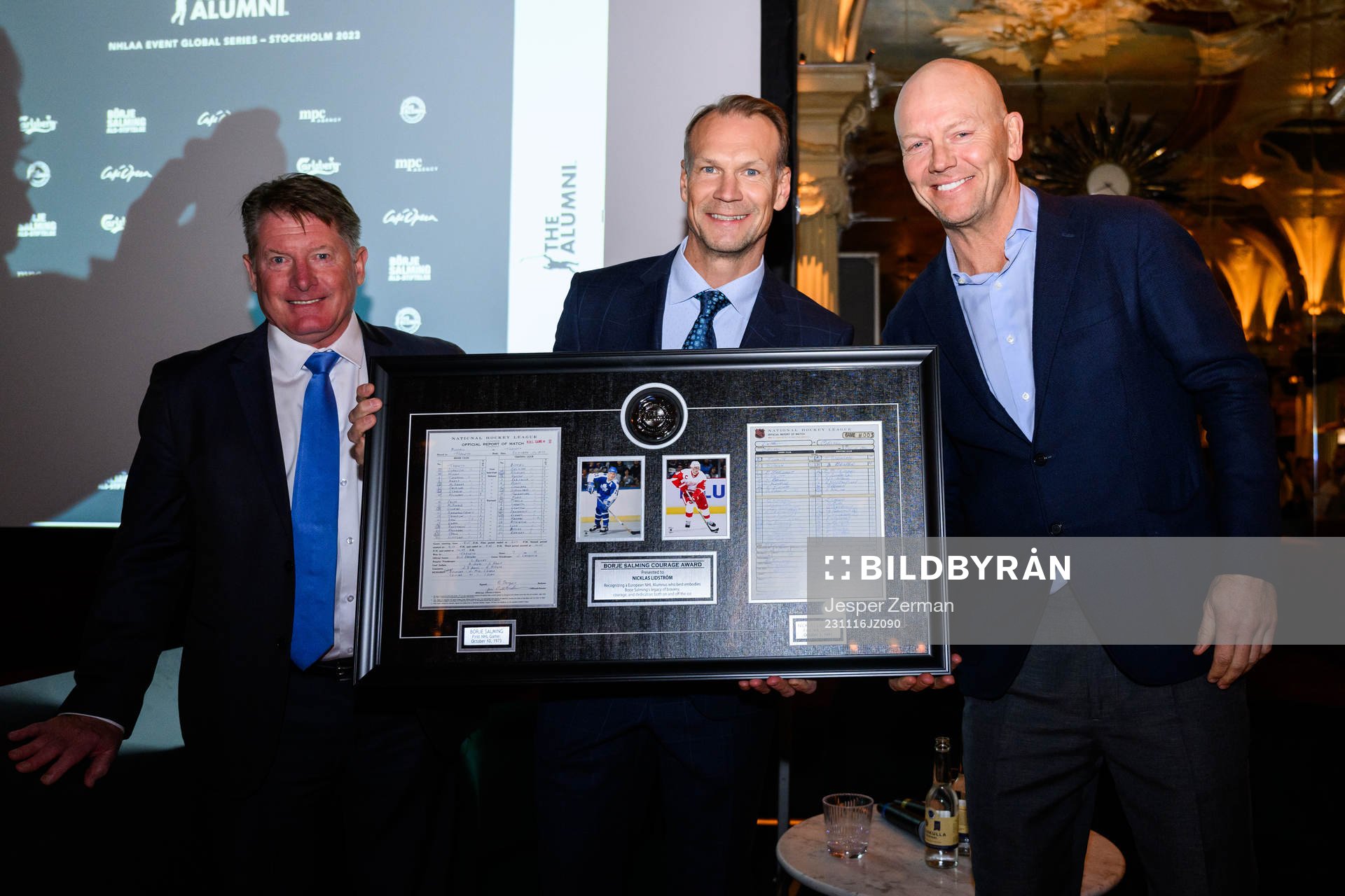 Nicklas Lidström and Mats Sundin pose for a photo