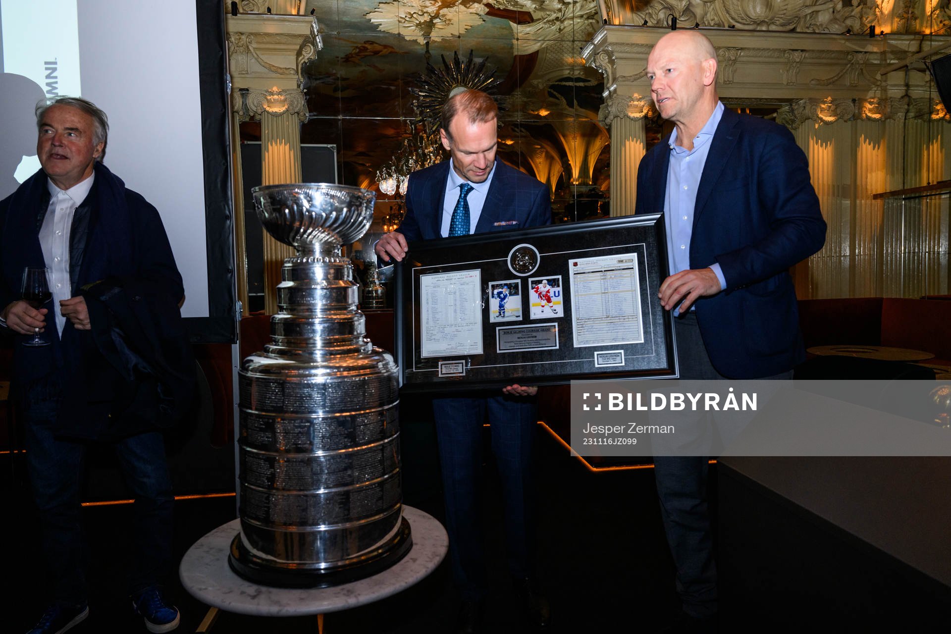 Nicklas Lidström and Mats Sundin as Nicklas Lidström has