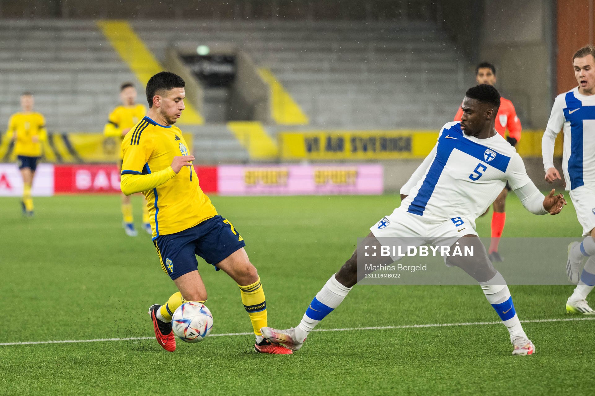 Roony Bardghji of Sweden and Tony Miettinen of Finland during the international friendly under-21 football match between Sweden and Finland on November 16, 2023 in Borås.
