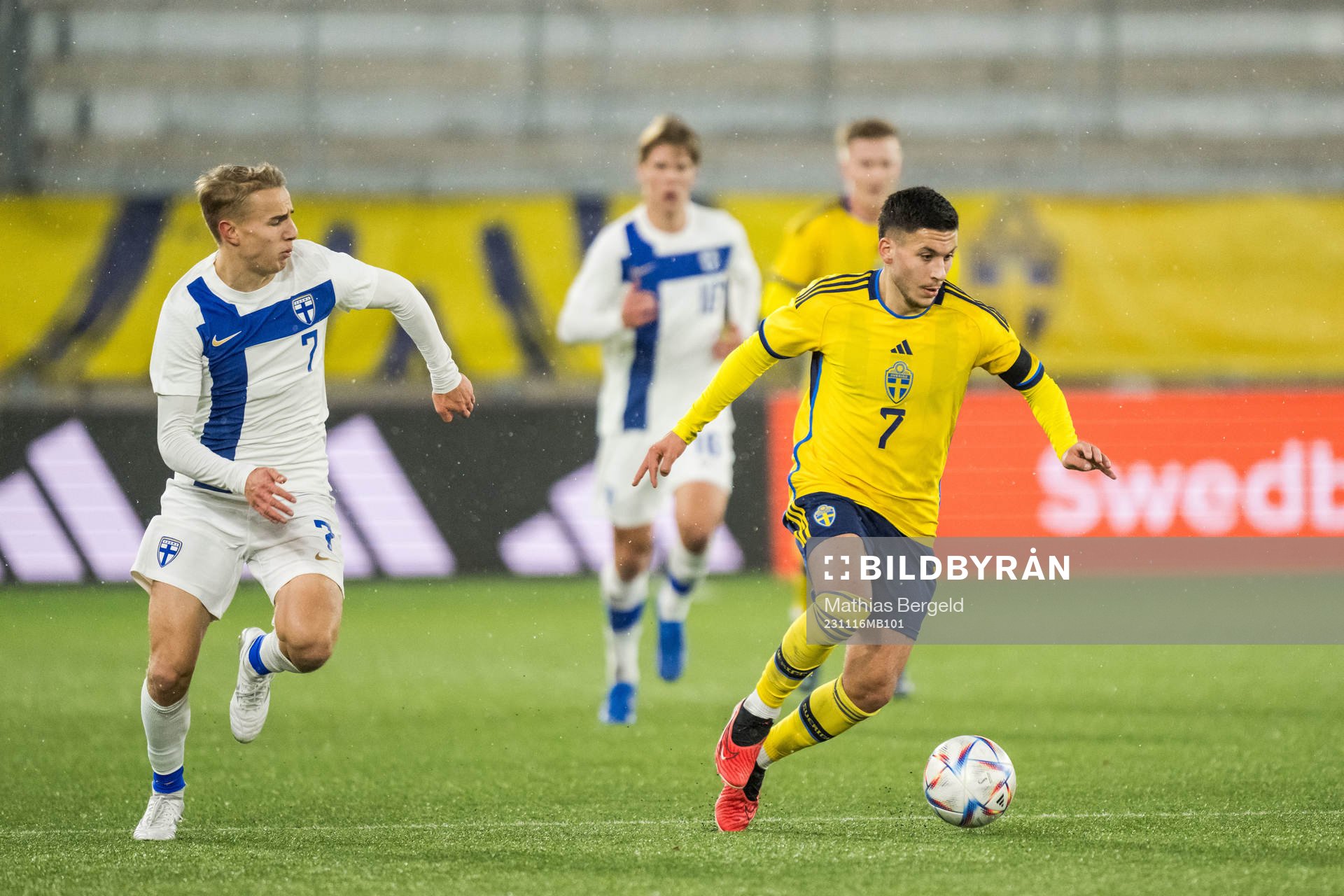 Topi Keskinen of Finland and Roony Bardghji of Sweden during the international friendly under-21 football match between Sweden and Finland on November 16, 2023 in Borås.