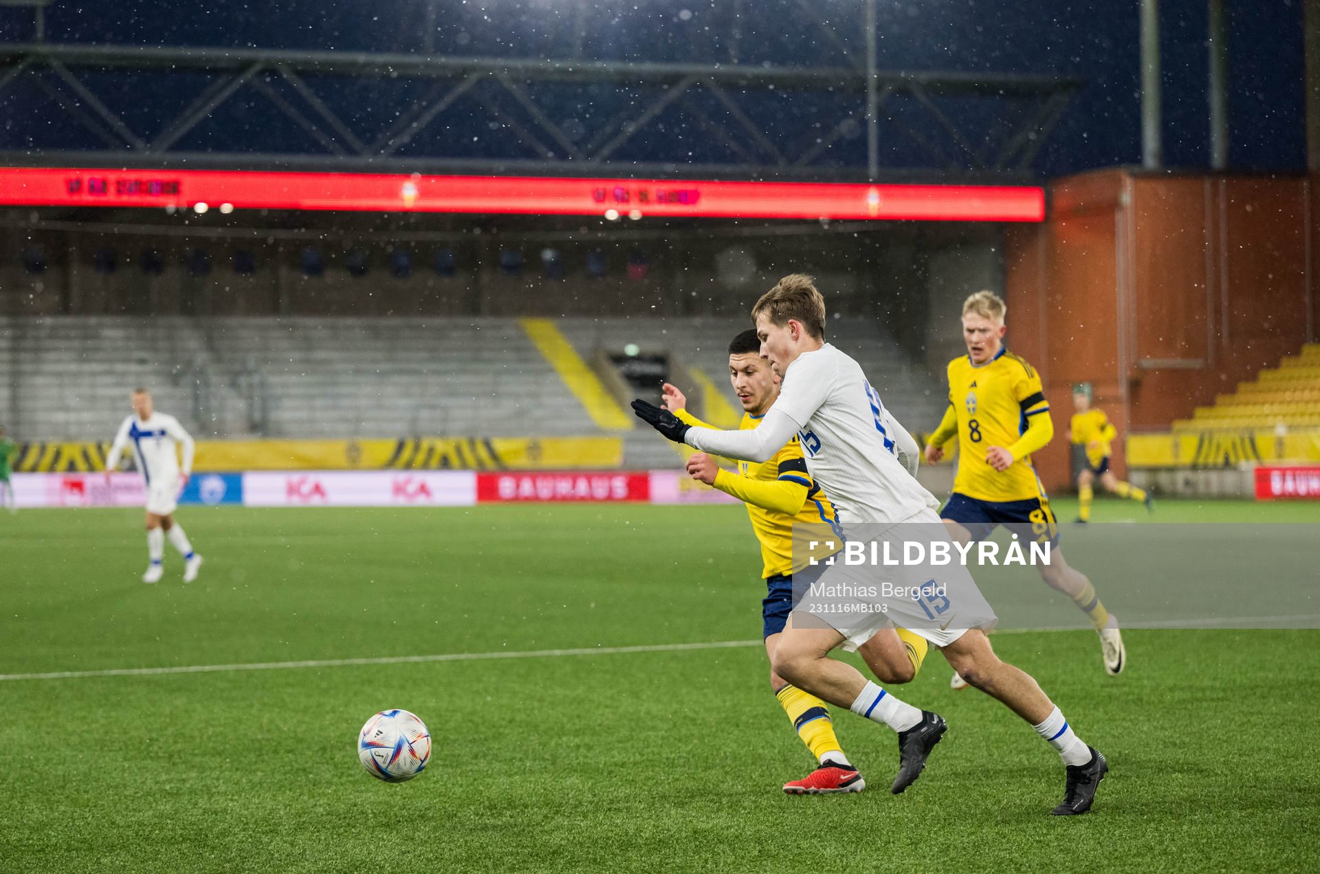 Jussi Niska of Finland and Roony Bardghji of Sweden during the international friendly under-21 football match between Sweden and Finland on November 16, 2023 in Borås.