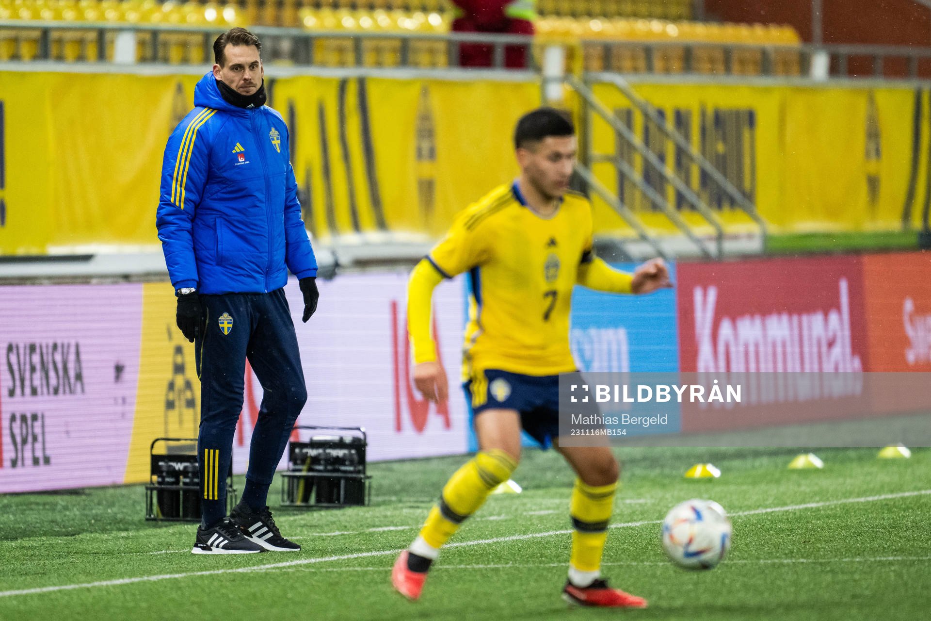 Head coach Daniel Bäckström and Roony Bardghji of Sweden