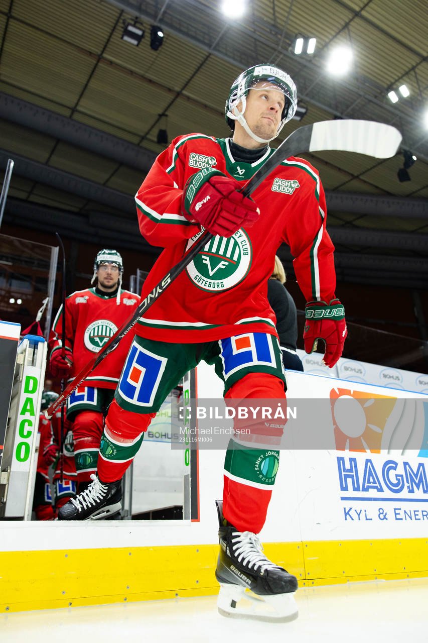 Frölundas Nicklas Lasu på väg ut för värmning innan