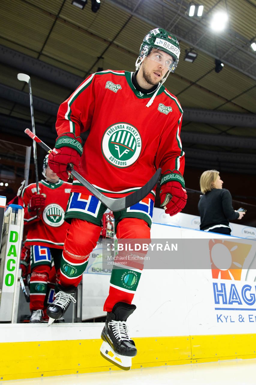 Frölundas Henrik Tömmernes på väg ut för värmning