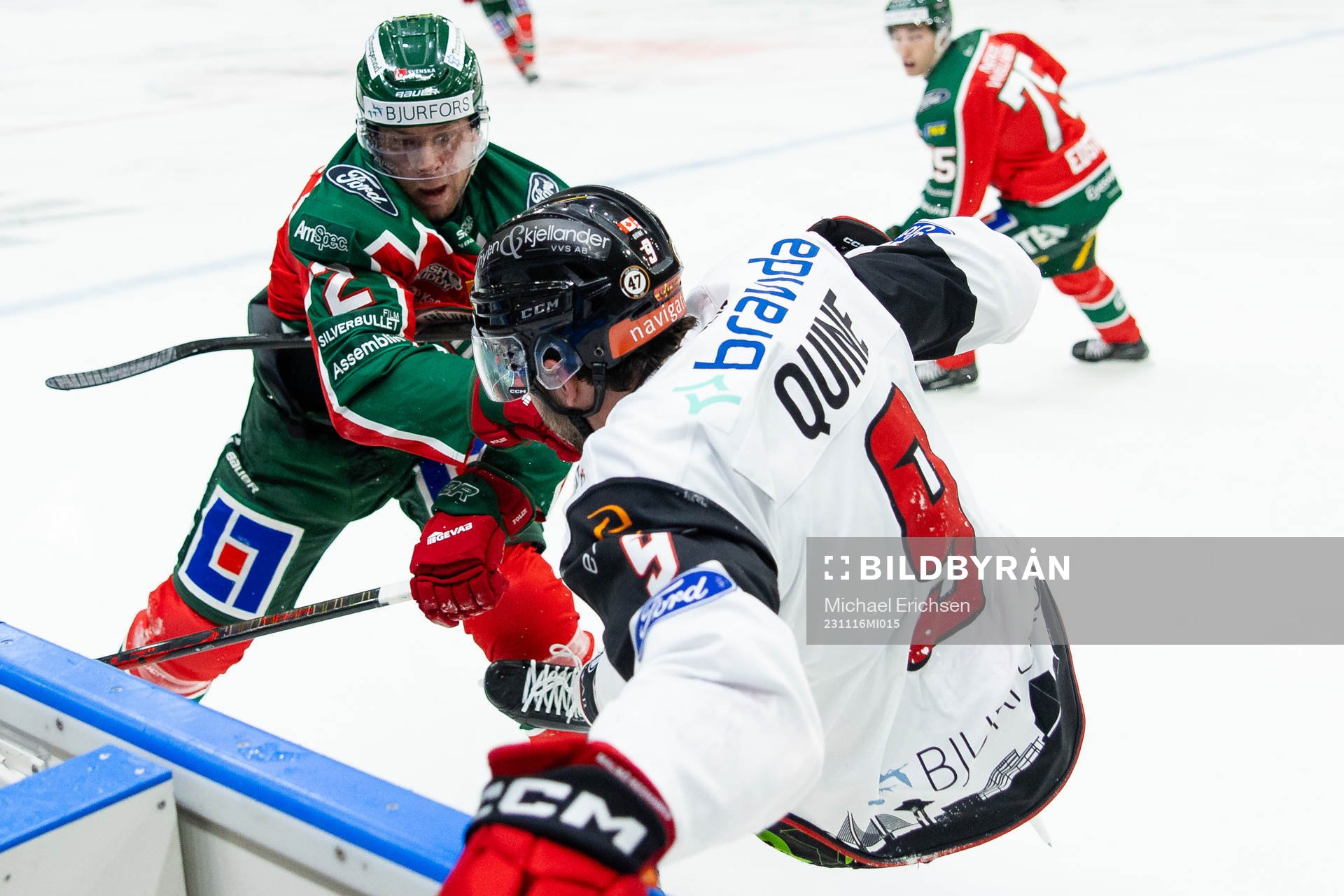 Frölundas Christian Folin tacklar Malmö Redhawks Alan