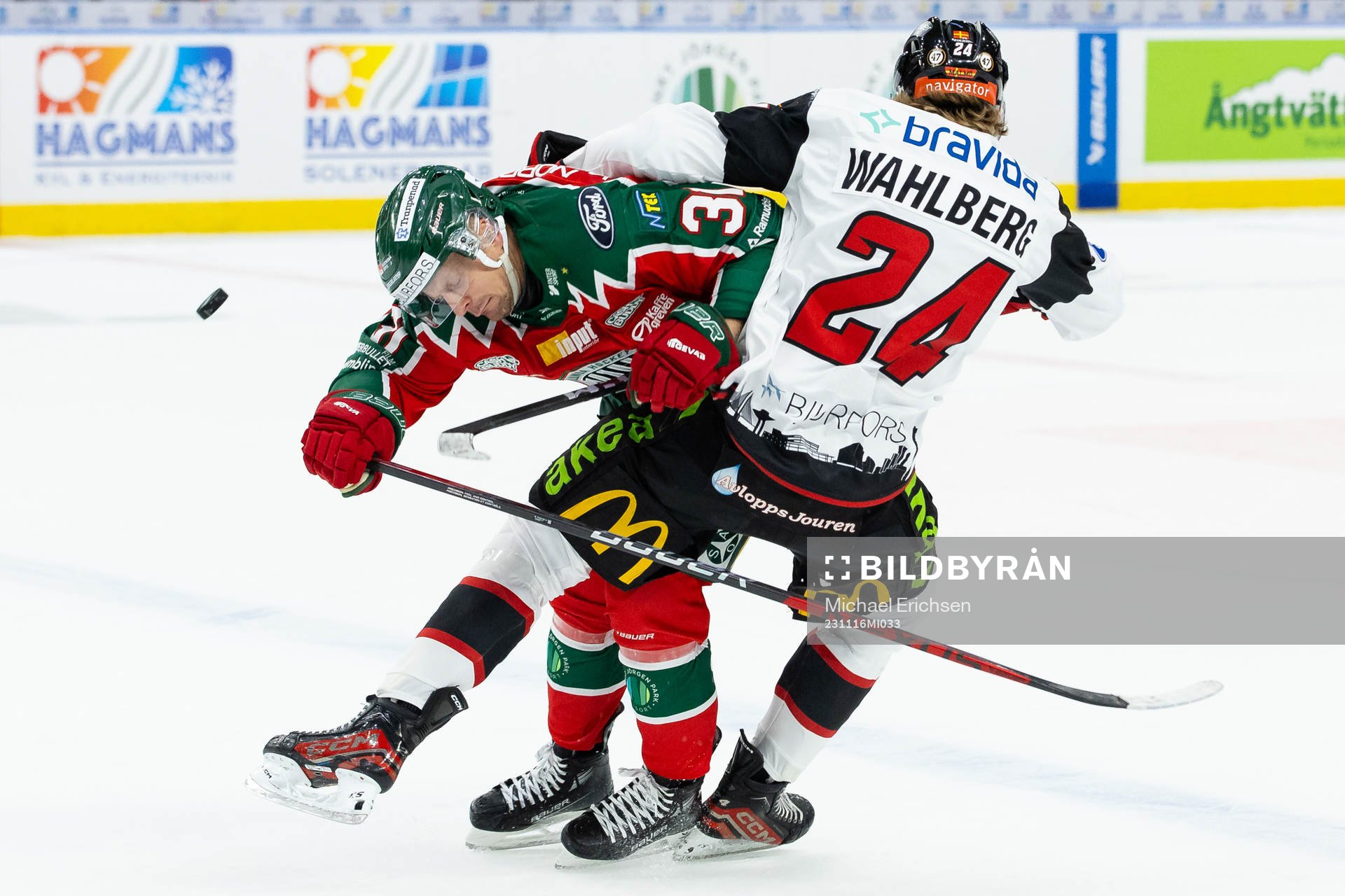 Frölundas Nicklas Lasu tacklar Malmö Redhawks Anton