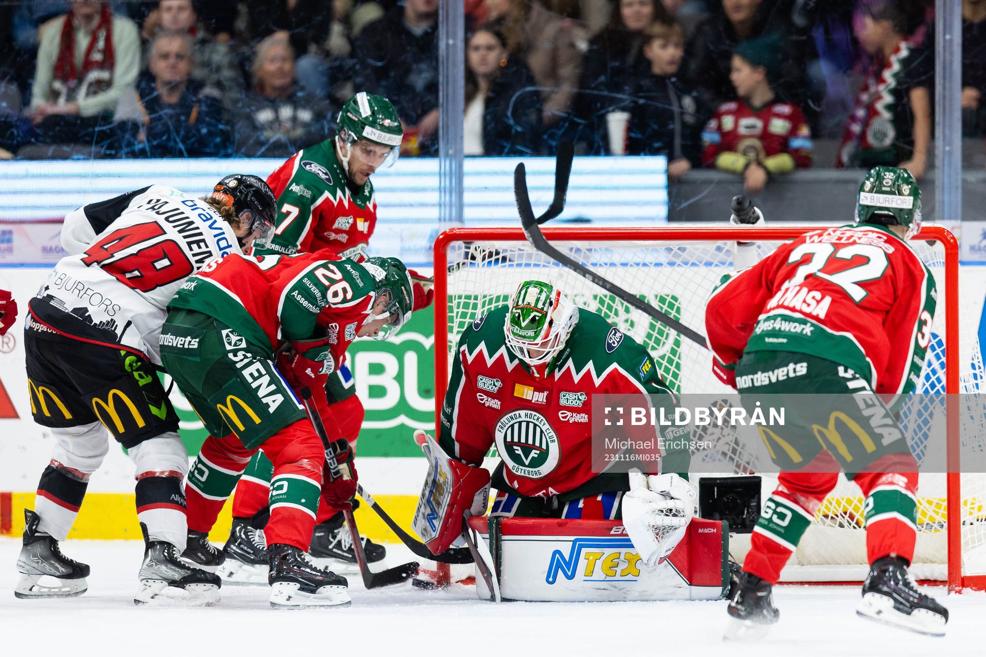 Malmö Redhawks Lauri Pajuniemi oroar framför Frölundas