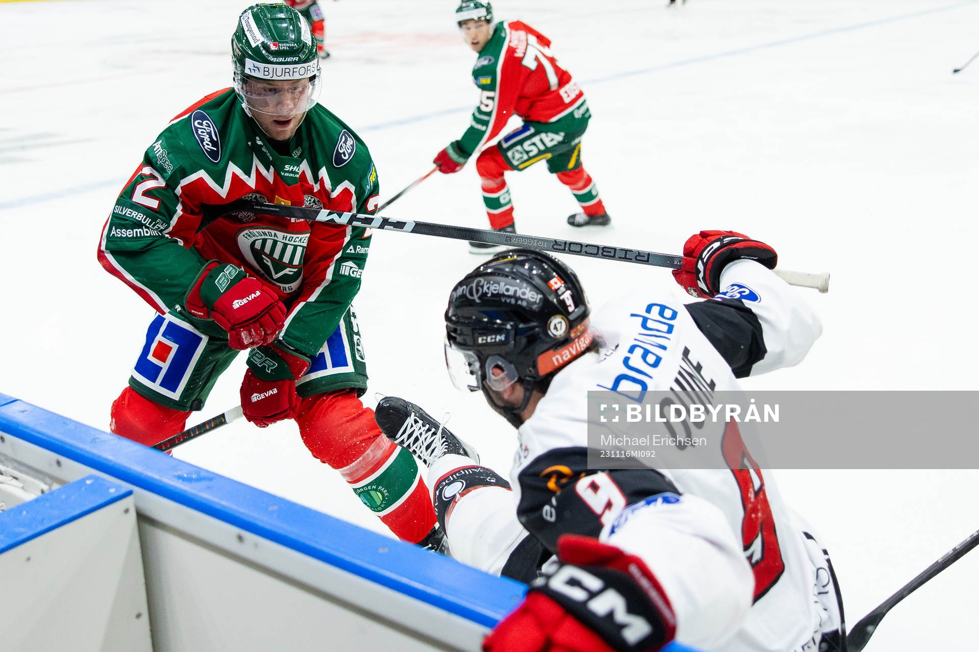 Frölundas Christian Folin tacklar Malmö Redhawks Alan