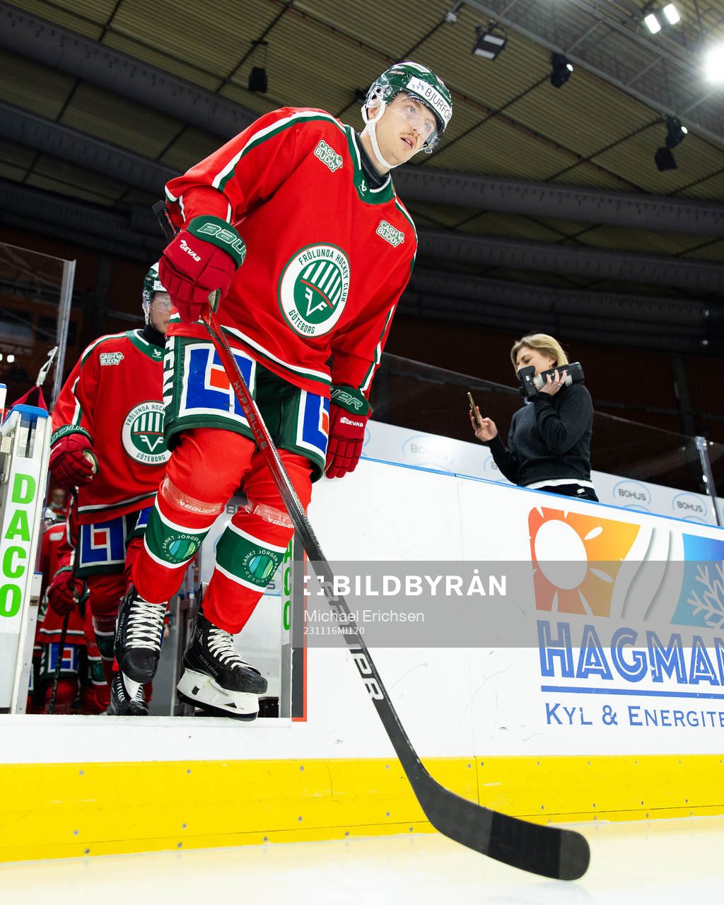 Frölundas Linus Högberg på väg ut för värmning innan