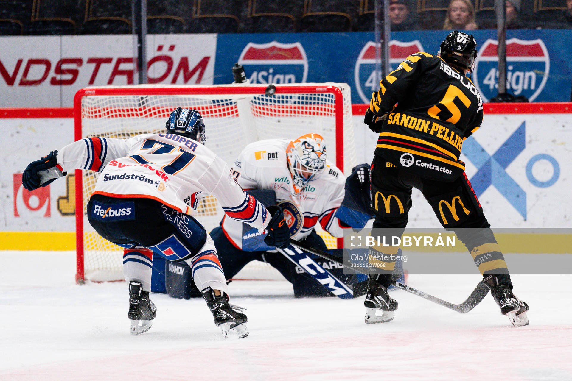 Skellefteås Axel Sandin Pellikka och Växjös målvakt