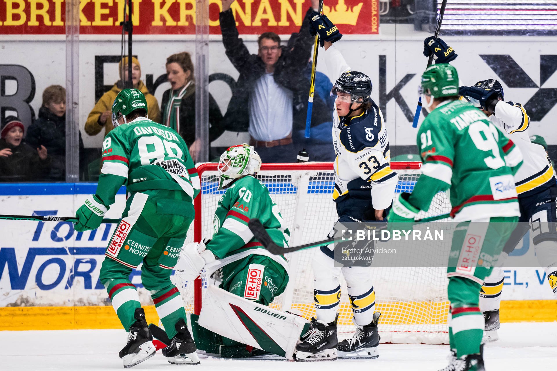 HV71s Måns Lindbäck jublar