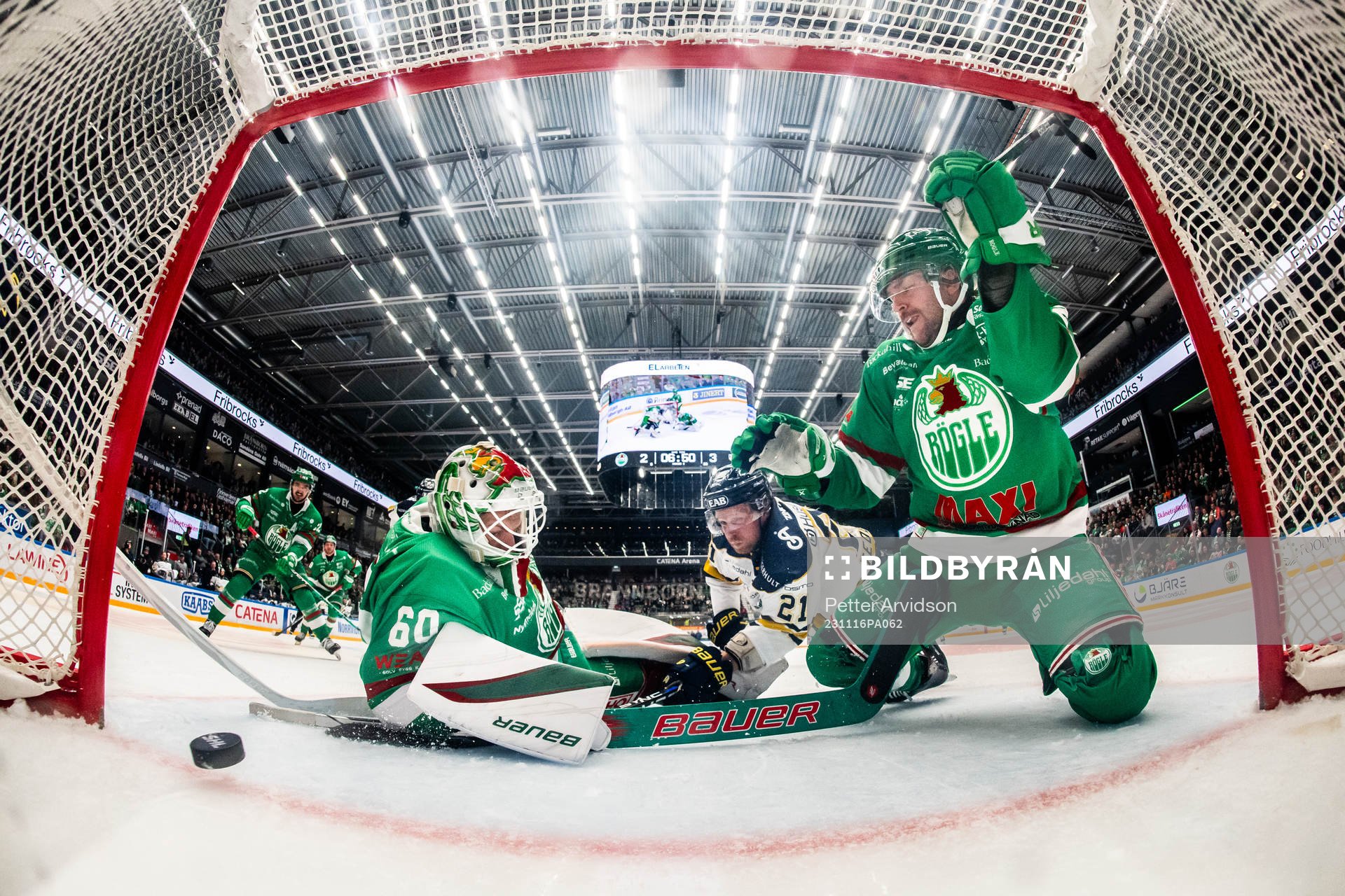 HV71s Mattias Tedenby gör 2-4 målet bakom Rögles