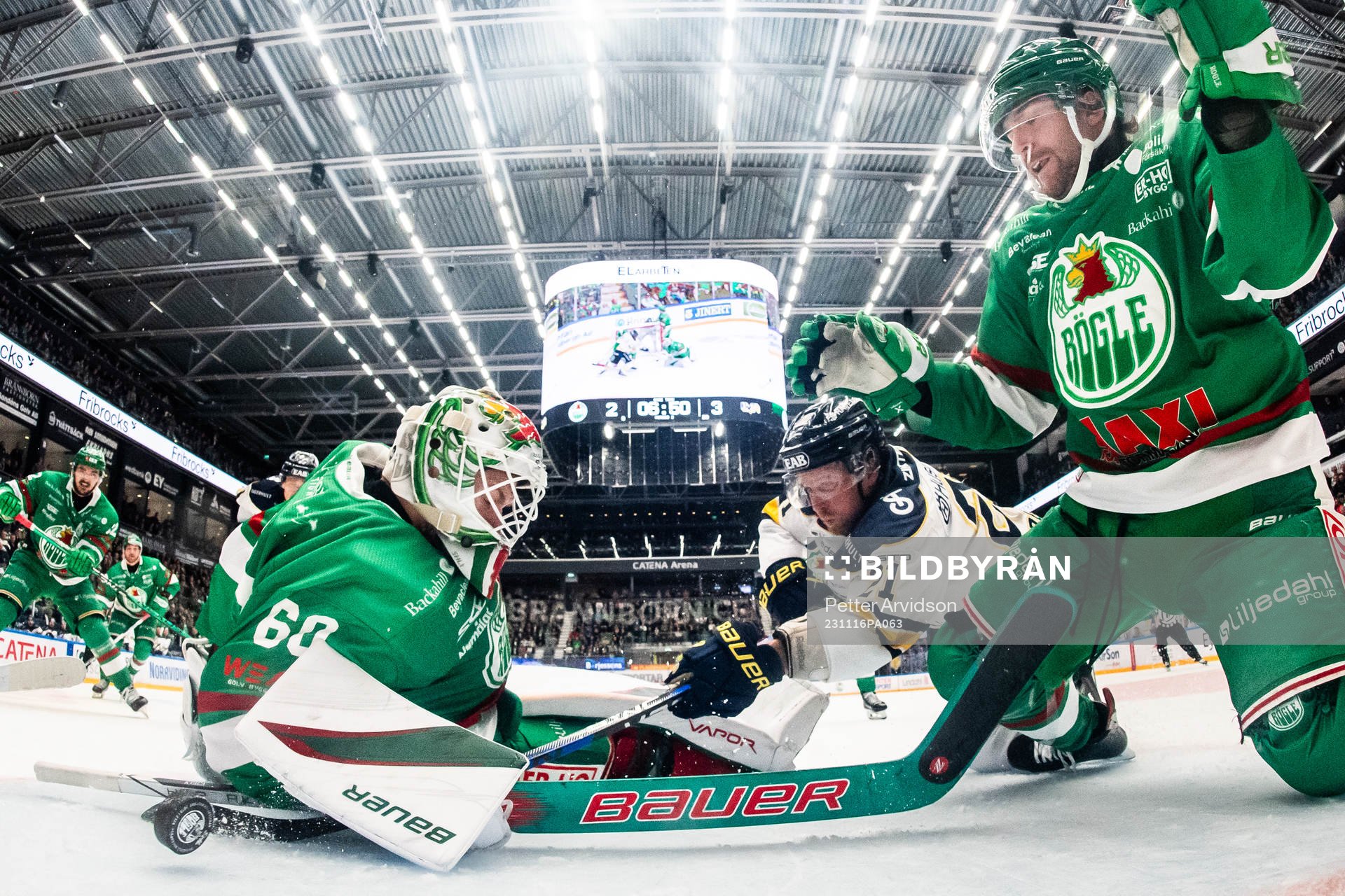 HV71s Mattias Tedenby gör 2-4 målet bakom Rögles