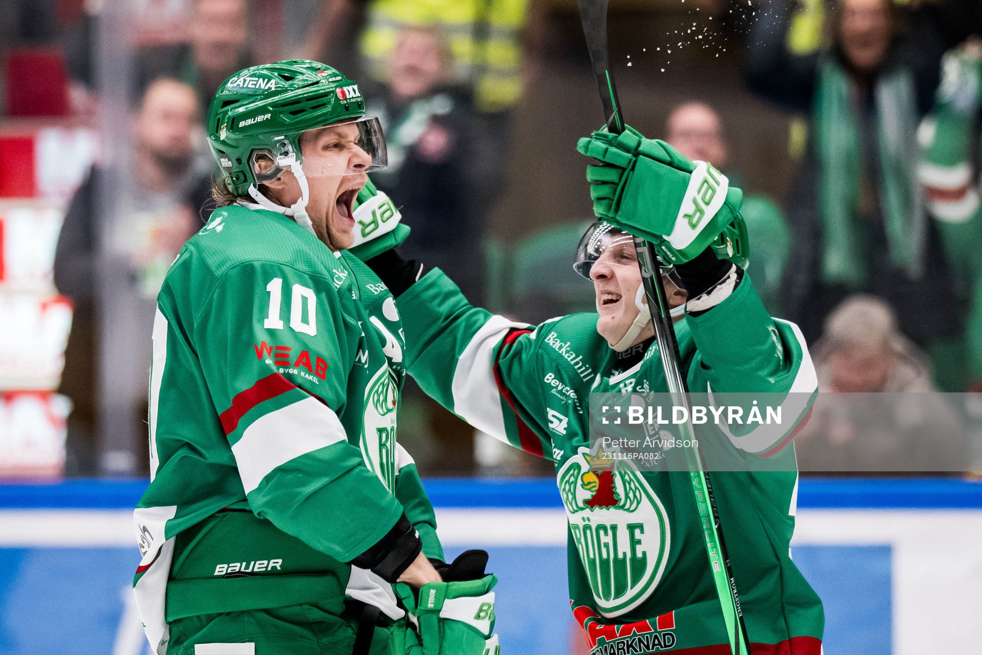 Rögles Rodrigo Abols och Adam Engström jublar