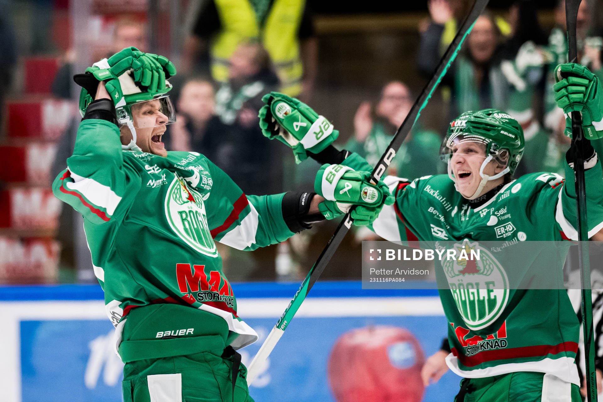 Rögles Rodrigo Abols och Adam Engström jublar