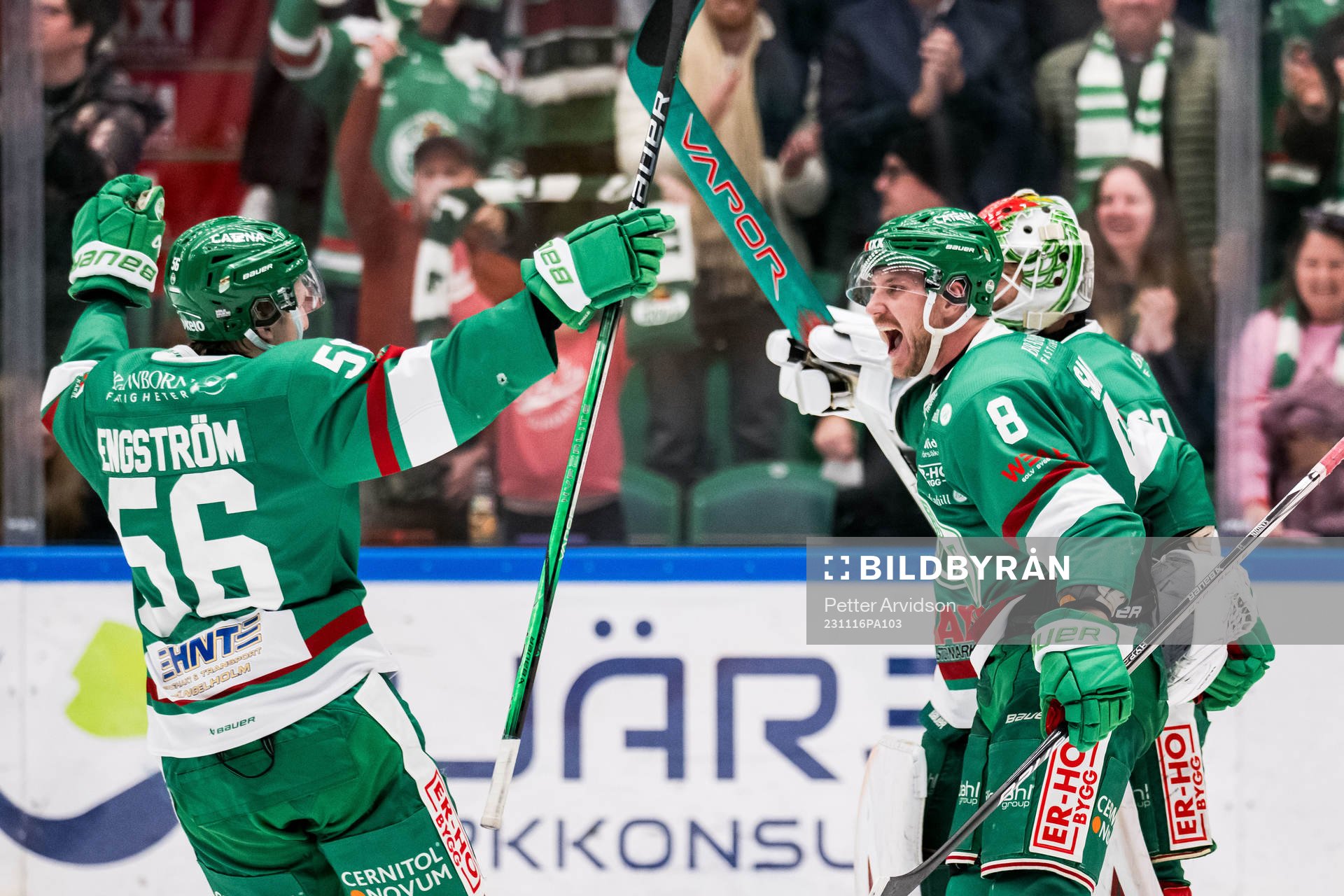 Rögles Adam Engström och Linus Sandin jublar