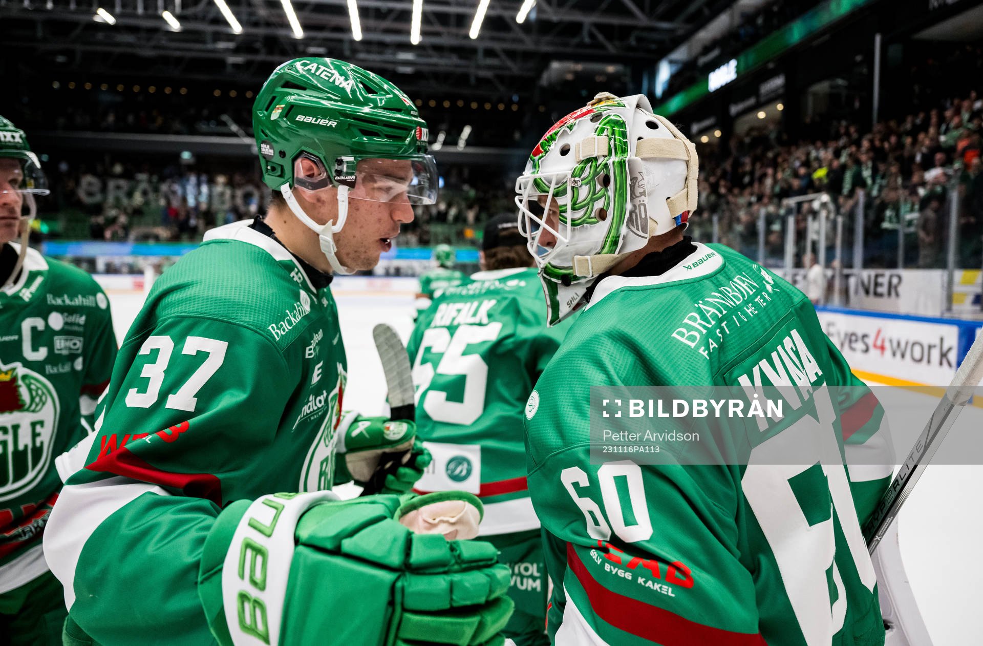 Rögles Albin Sundsvik och målvakt Petr Kvaca jublar