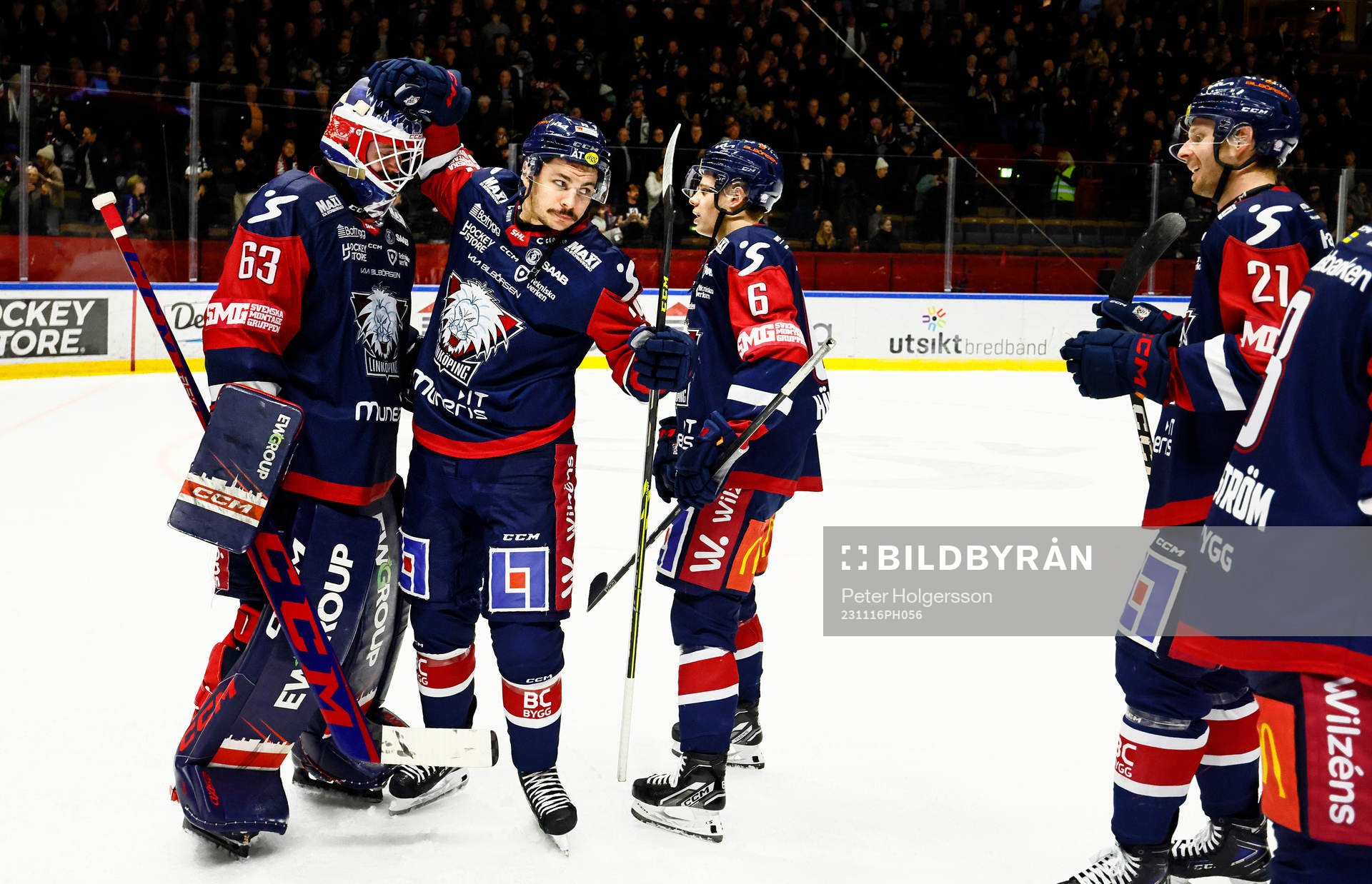 Linköpings Ty Rattie tackar målvakt Marcus Högberg 231116