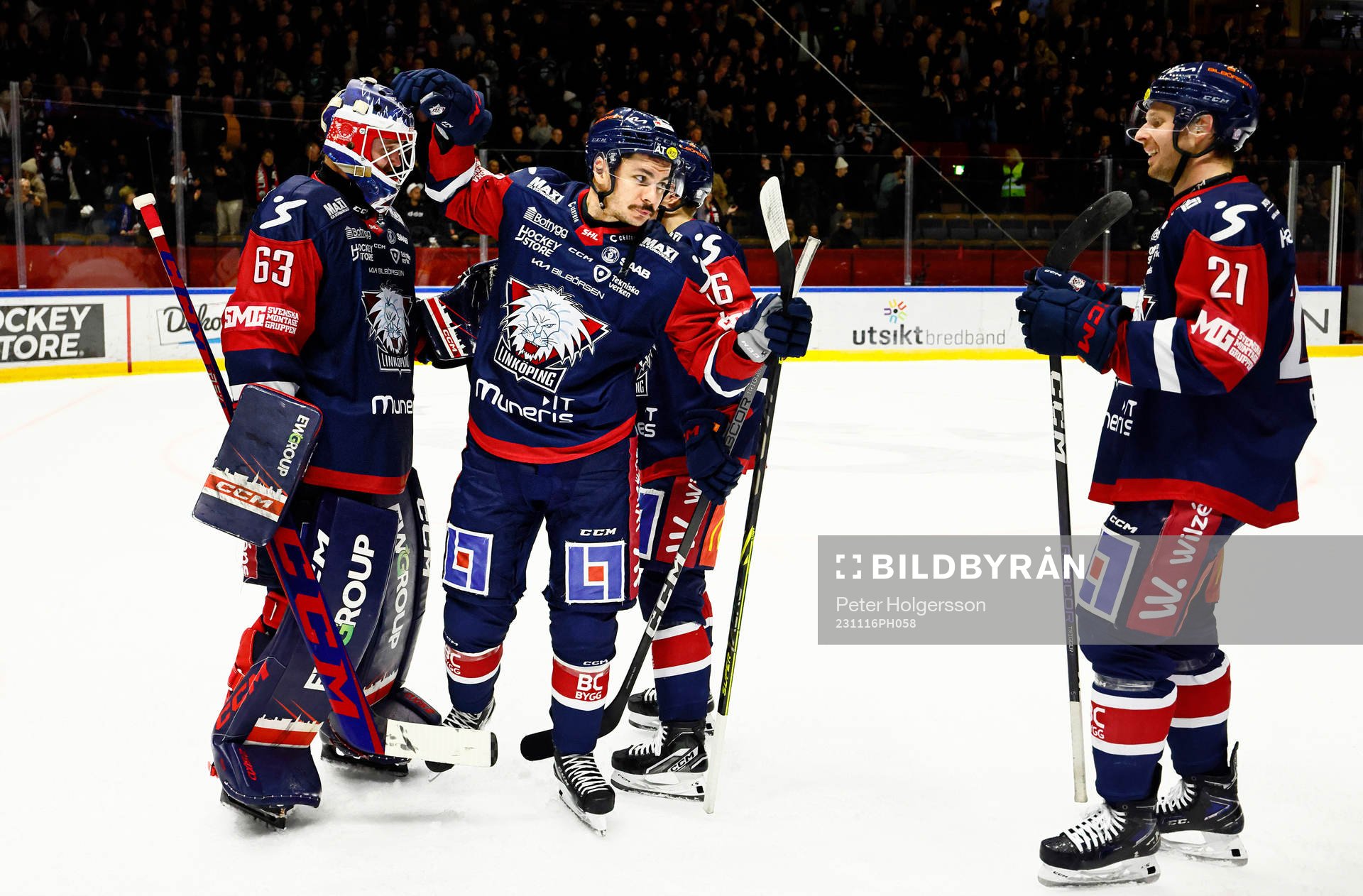 Linköpings Ty Rattie tackar målvakt Marcus Högberg 231116