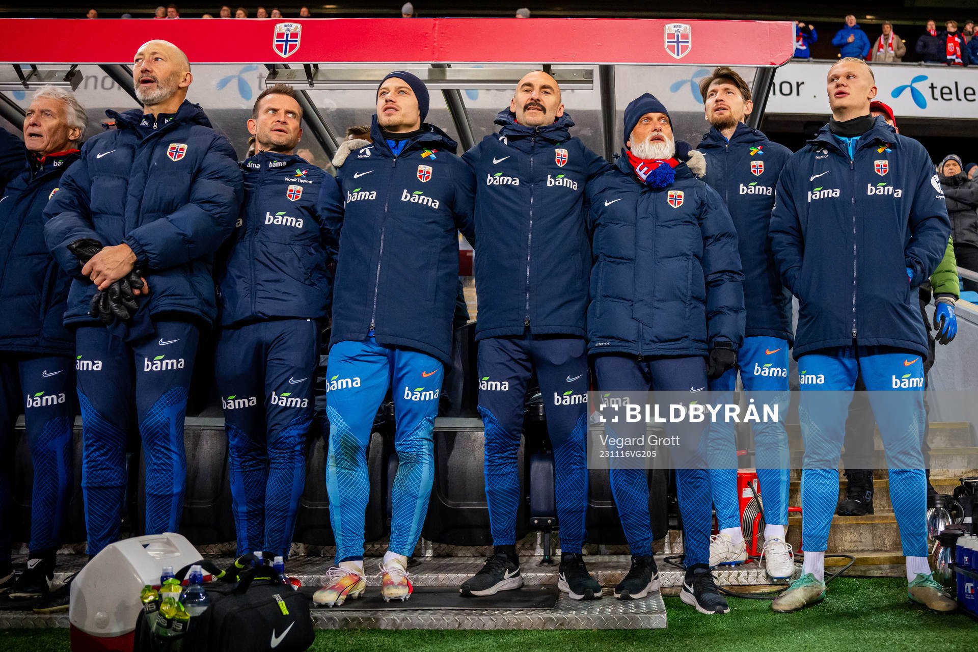 Doctor Ola Sand, manual therapist Leif Arne Lystad, manual therapist Thomas Ødegaard, Julian Ryerson, kit manager Sigurd Ertsås, performance psychology consultant Martin Langagergaard, Stefan Strandberg and Erling Braut Haaland of Norway ahead of the international friendly football match between Norway and Faroe Islands on November 16, 2023 in Oslo.