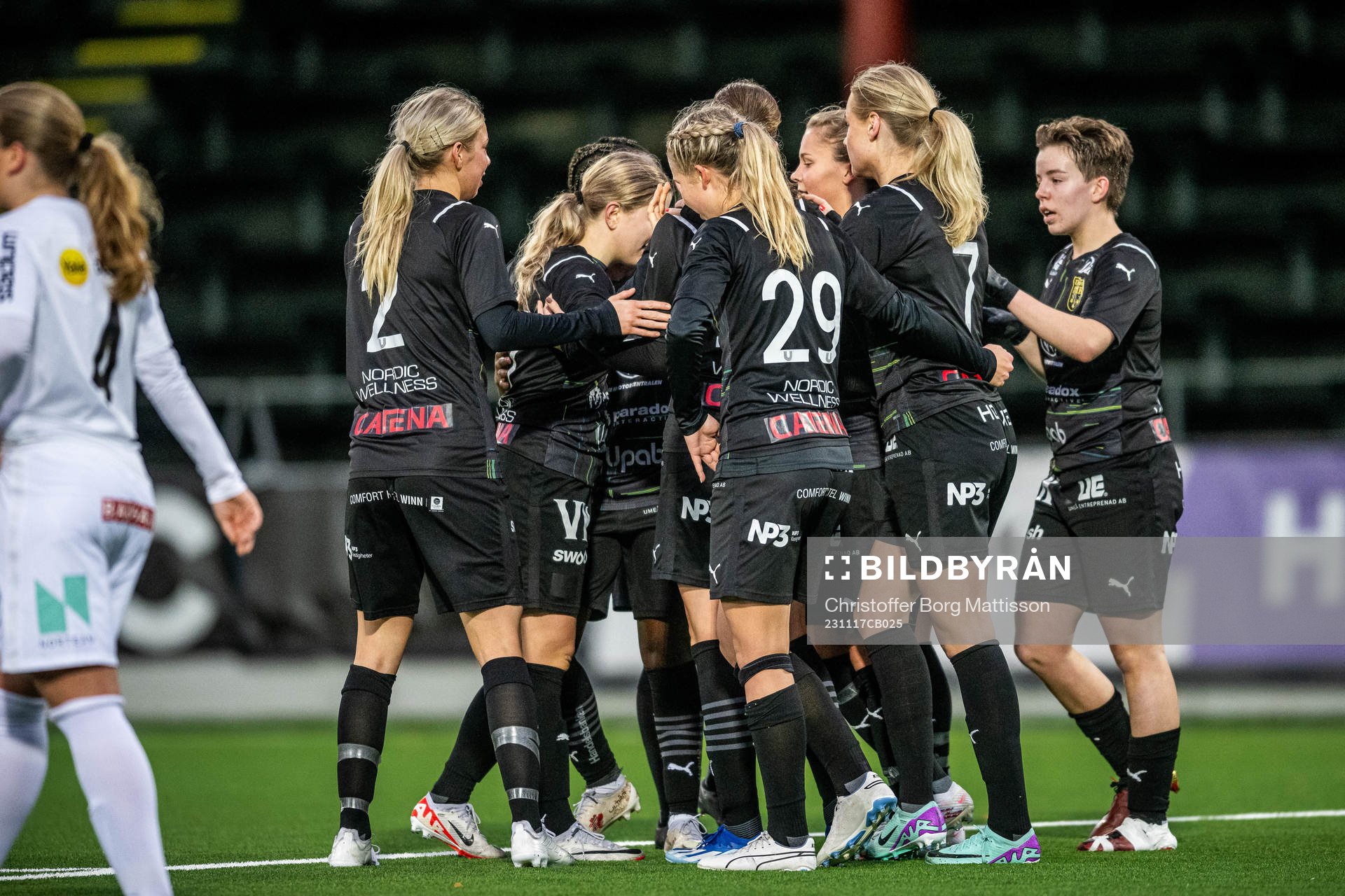 Umeås Tyra Eriksén jublar med lagkamrater