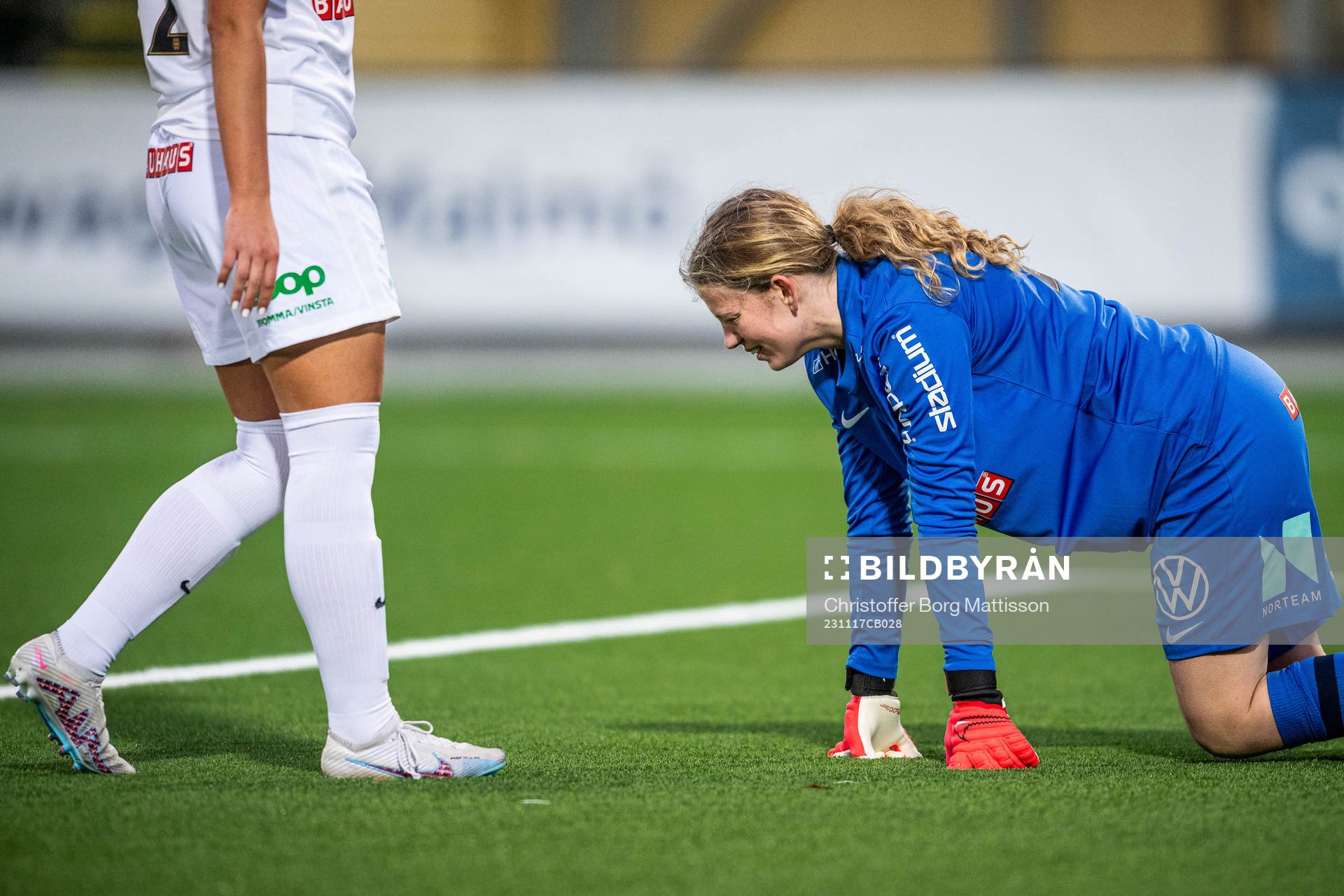 Brommapojkarnas målvakt Hanna Skogsfors deppar