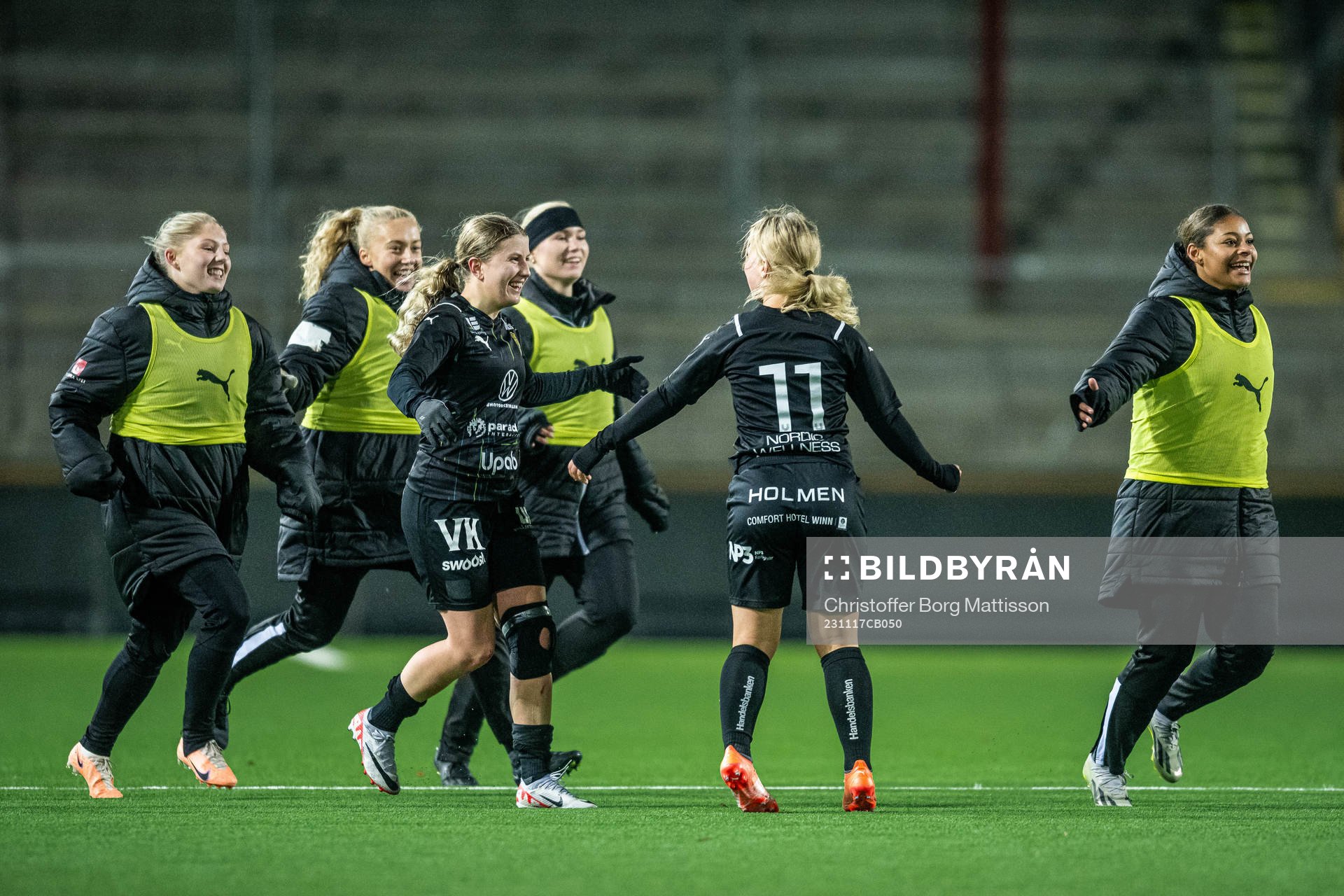 Umeås spelare jublar efter fotbollsmatchen i Svenska Spel F19 Slutspel 2023 mellan Umeå IK och Brommapojkarna den 17 november 2023 i Malmö.