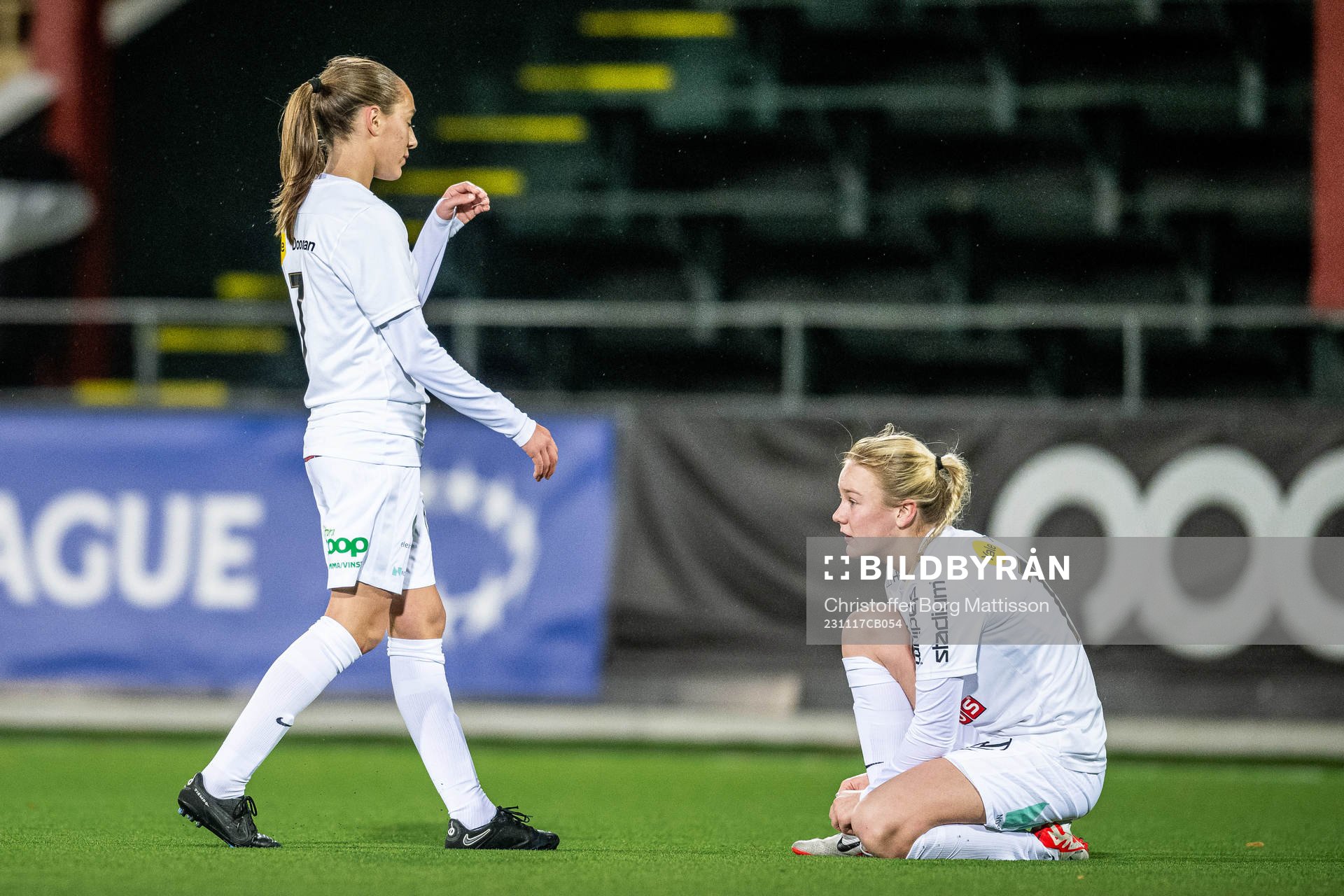 Brommapojkarnas Augusta Priks och Vera Österplan deppar