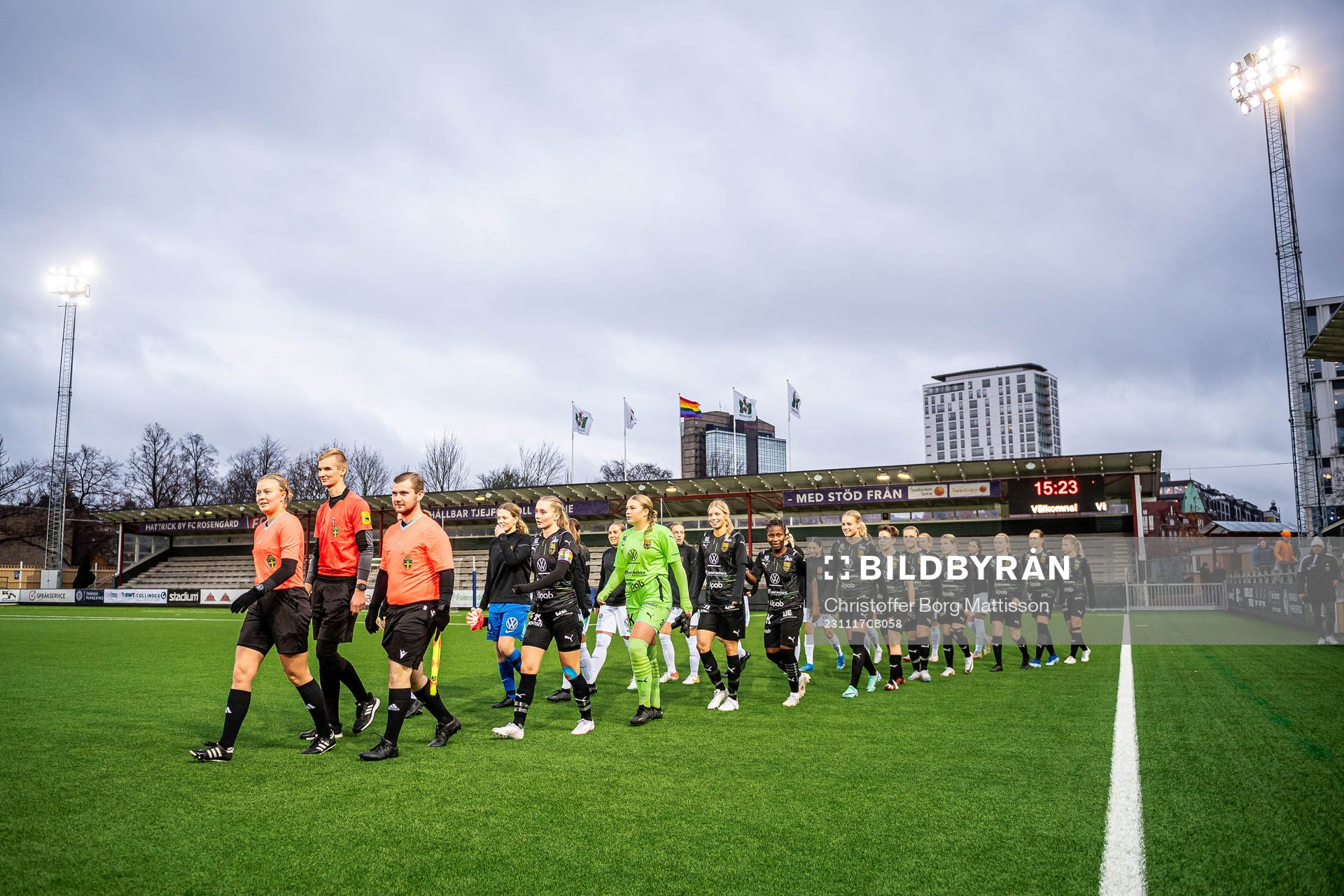 Brommapojkarnas och Umeås spelare gör entré till